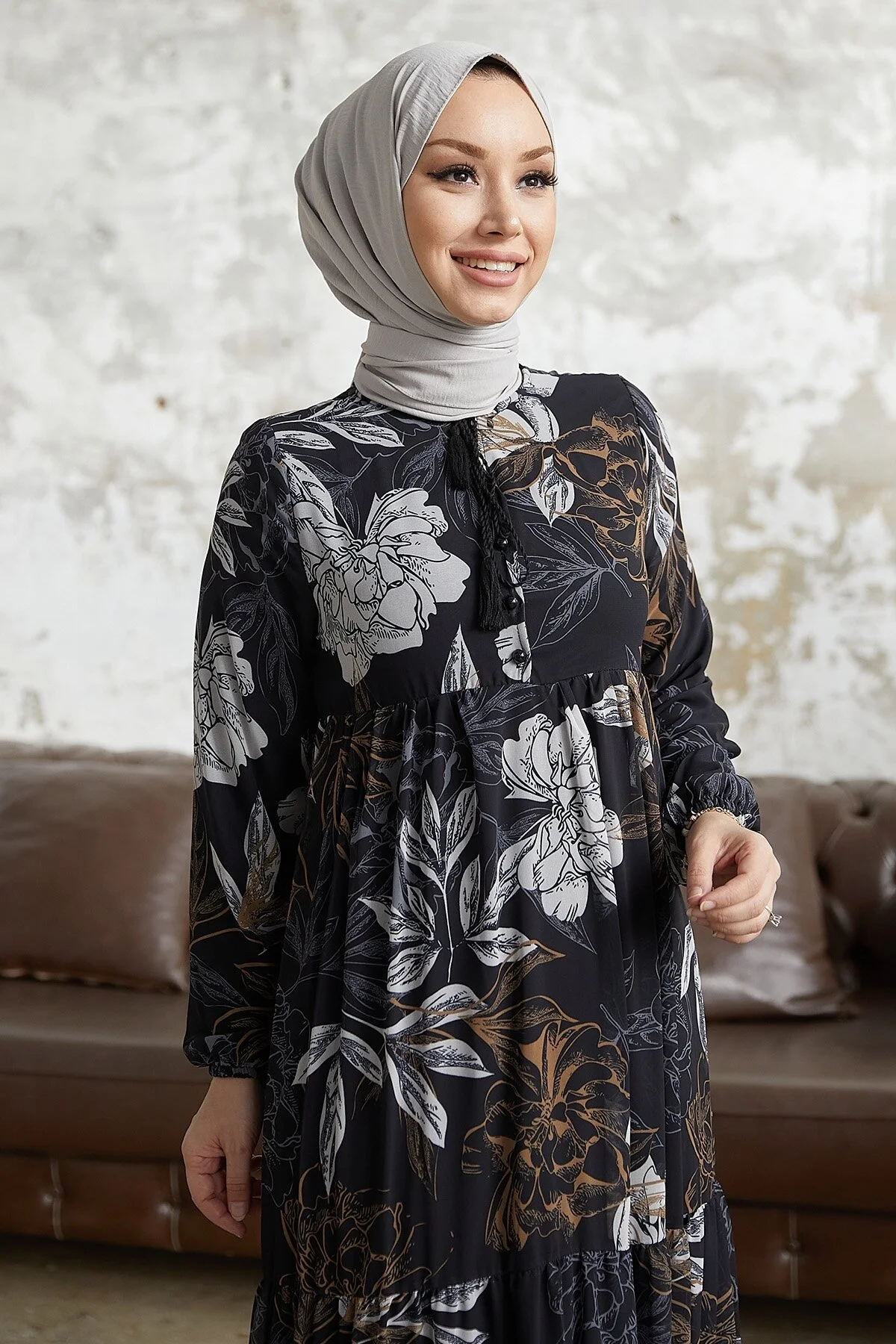 InStyle  Jalya Hijab-Kleid aus Chiffon mit geknöpftem Kragen und Schnürung – Schwarz