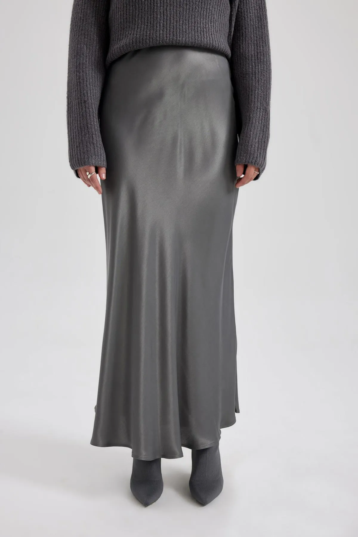DeFacto  A-Linien-Midirock aus Satin mit normaler Taille B1867ax23au