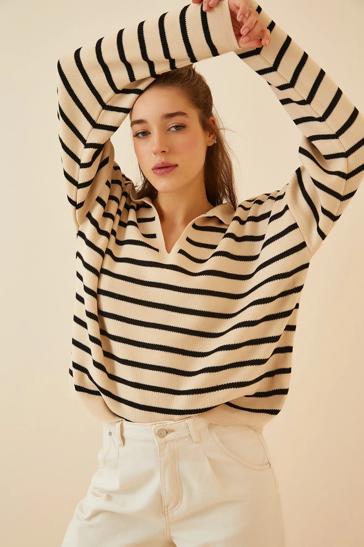 Happiness İstanbul  Kurzes Strick-Sweatshirt mit Polokragen für Damen in Dunkelcreme US00293