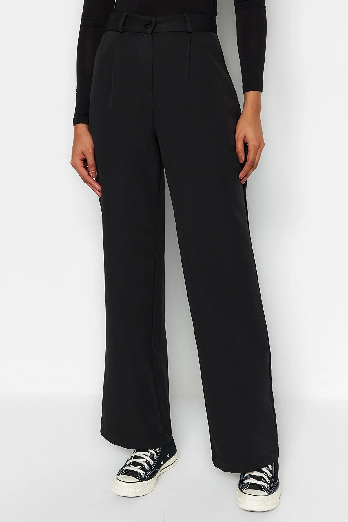 Trendyol Collection  Schwarze Bundfaltenhose mit weitem Bein und hoher Taille - TWOAW21PL0076