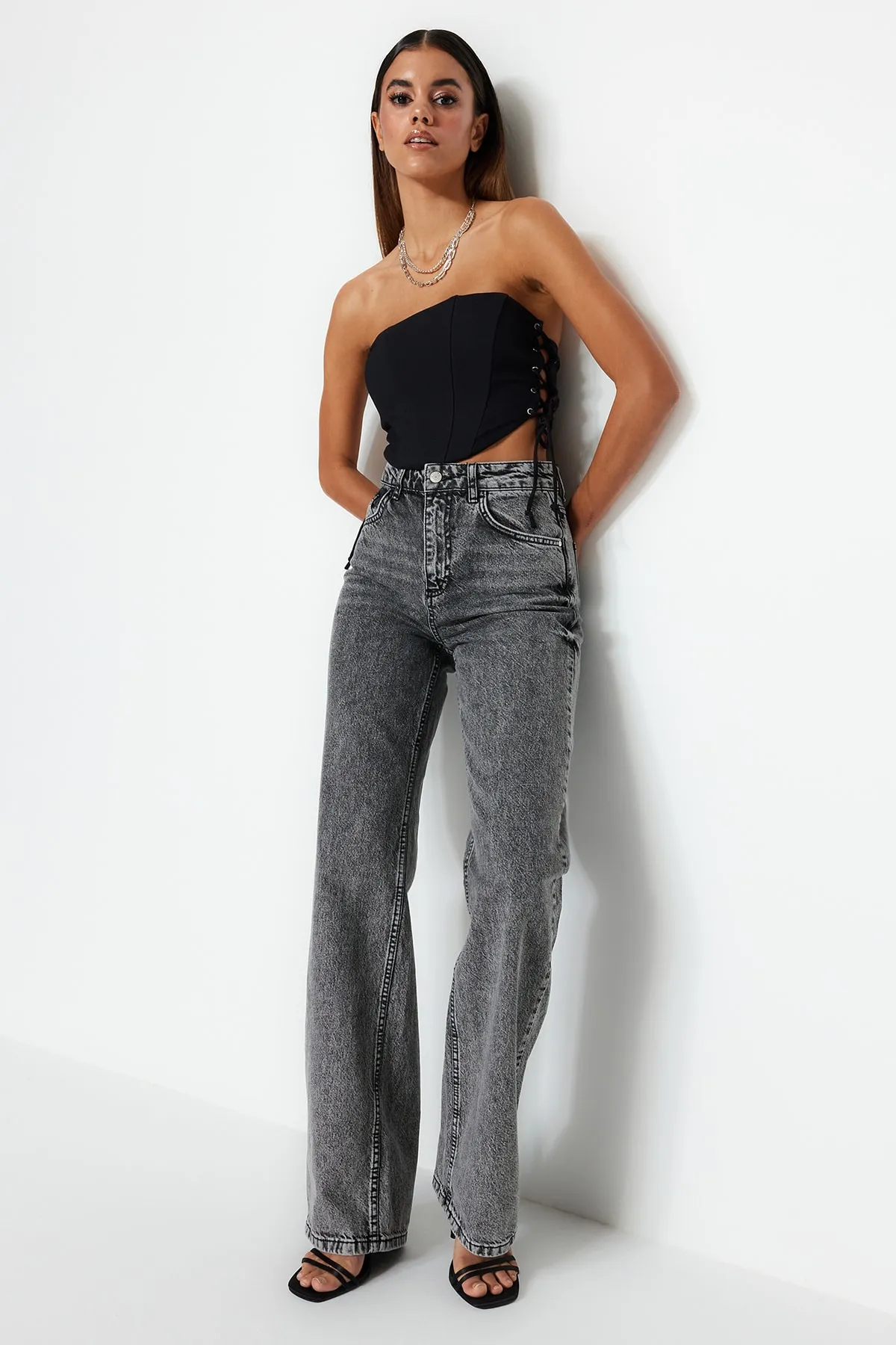 Trendyol Collection  Graue Jeans mit hoher Taille und weitem Bein TWOSS23JE00106