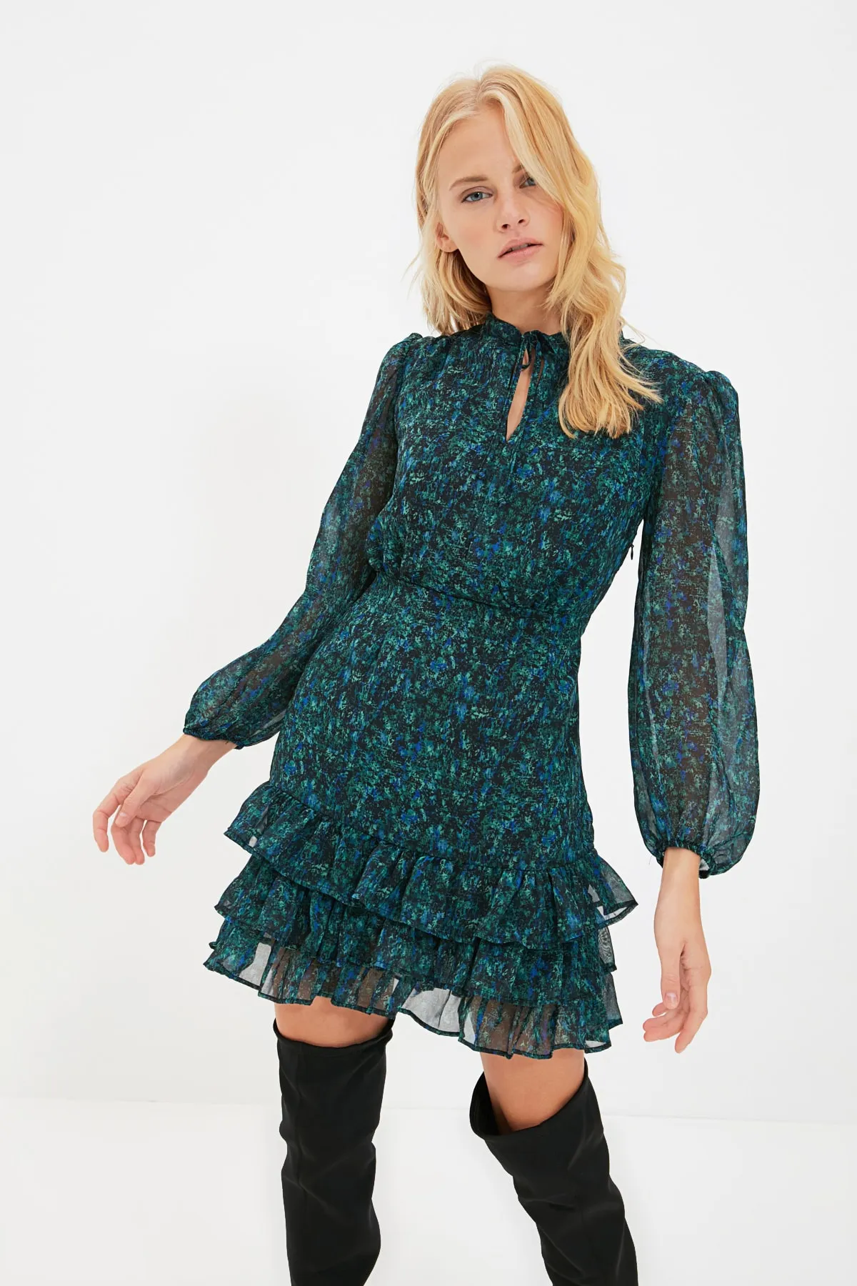 Trendyol Collection  Grünes A-Linien-Minikleid aus Webstoff mit gefüttertem Kragen und gebundenem Volant TWOAW21EL1442