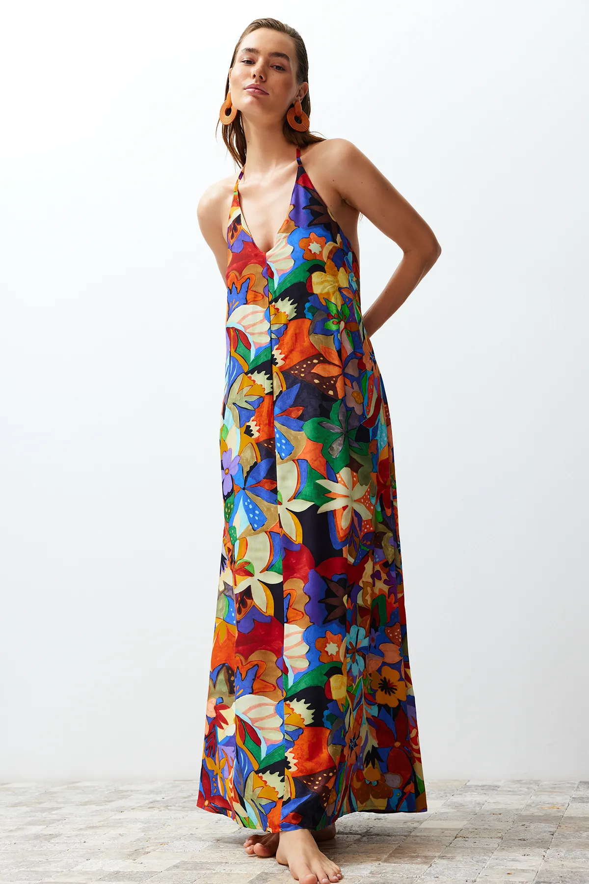 Trendyol Collection  Tief ausgeschnittenes Maxi-Strandkleid mit gewebtem Rücken und Blumenmuster TBESS24EL00022