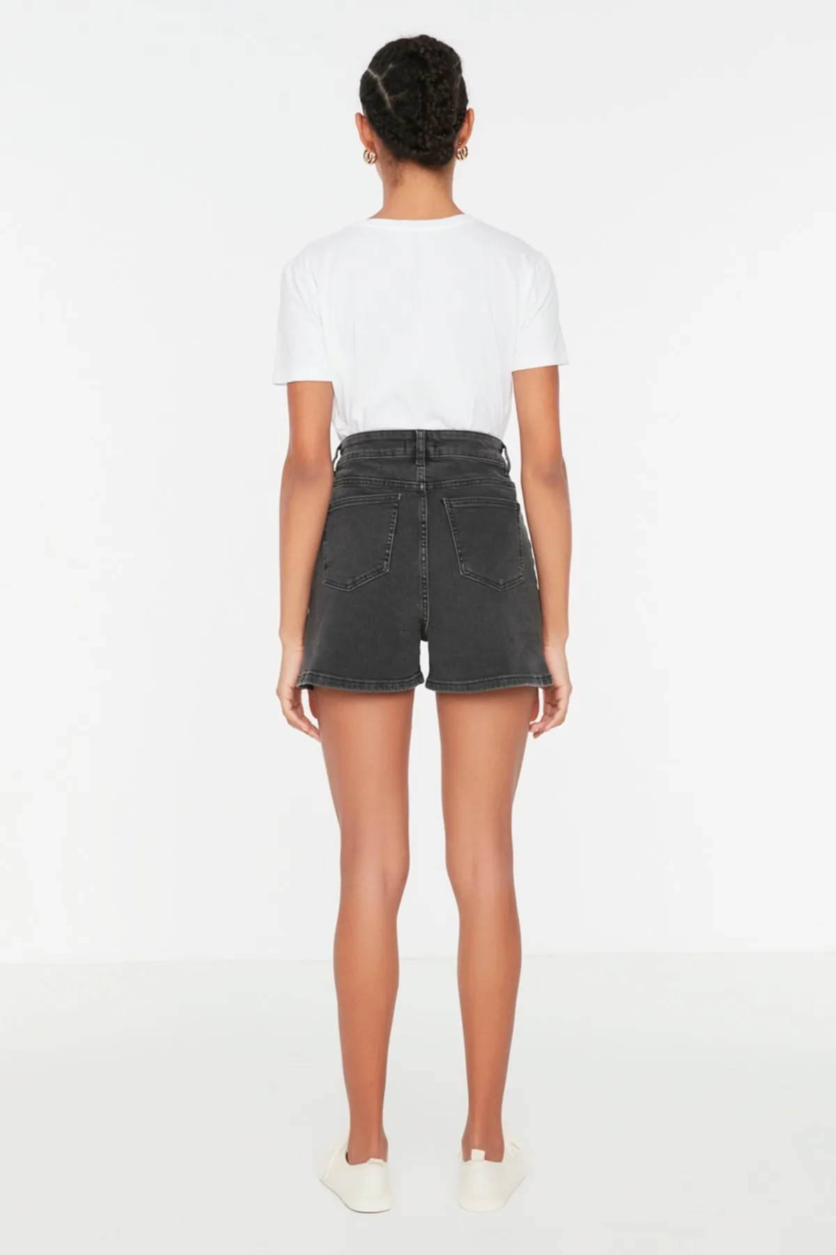 Trendyol Collection  Anthrazitfarbene Mom-Jeansshorts mit hoher Taille TWOSS20SR0210
