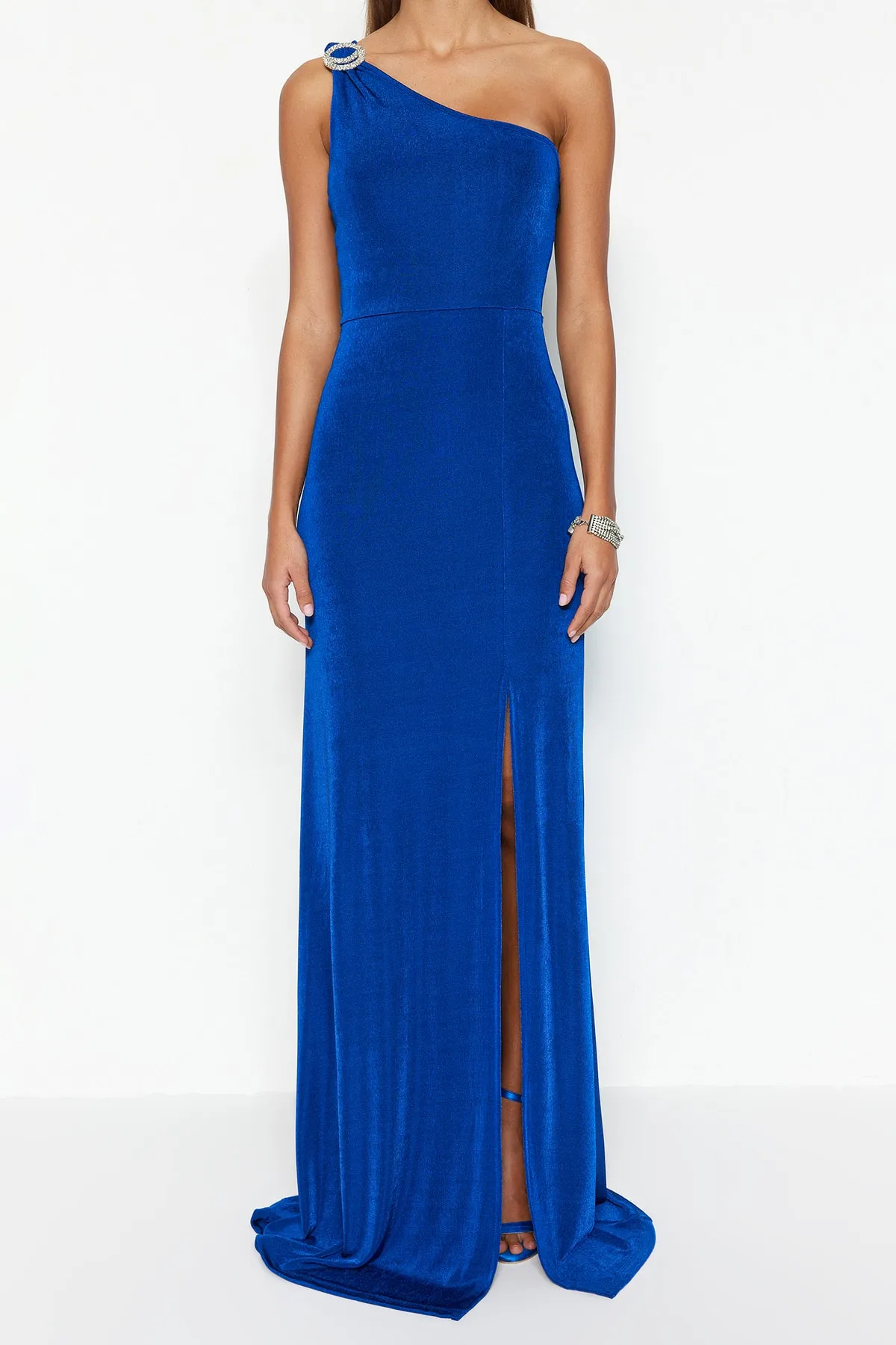 Trendyol Collection  Saks – Langes Abendkleid mit Glitzer-Strick und Accessoires TPRSS23AE00014