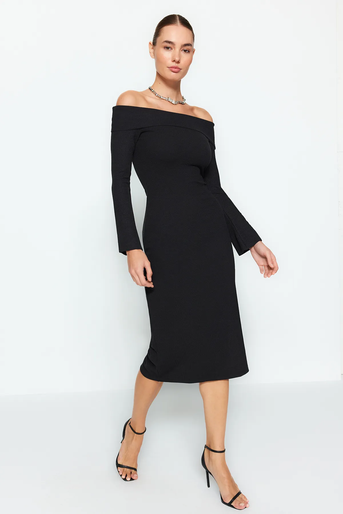 Trendyol Collection  Schwarzes tailliertes/tailliertes Carmen-Kragen-Midi-Bleistiftkleid aus flexiblem Strick mit weicher Struktur TWOAW24EL00803
