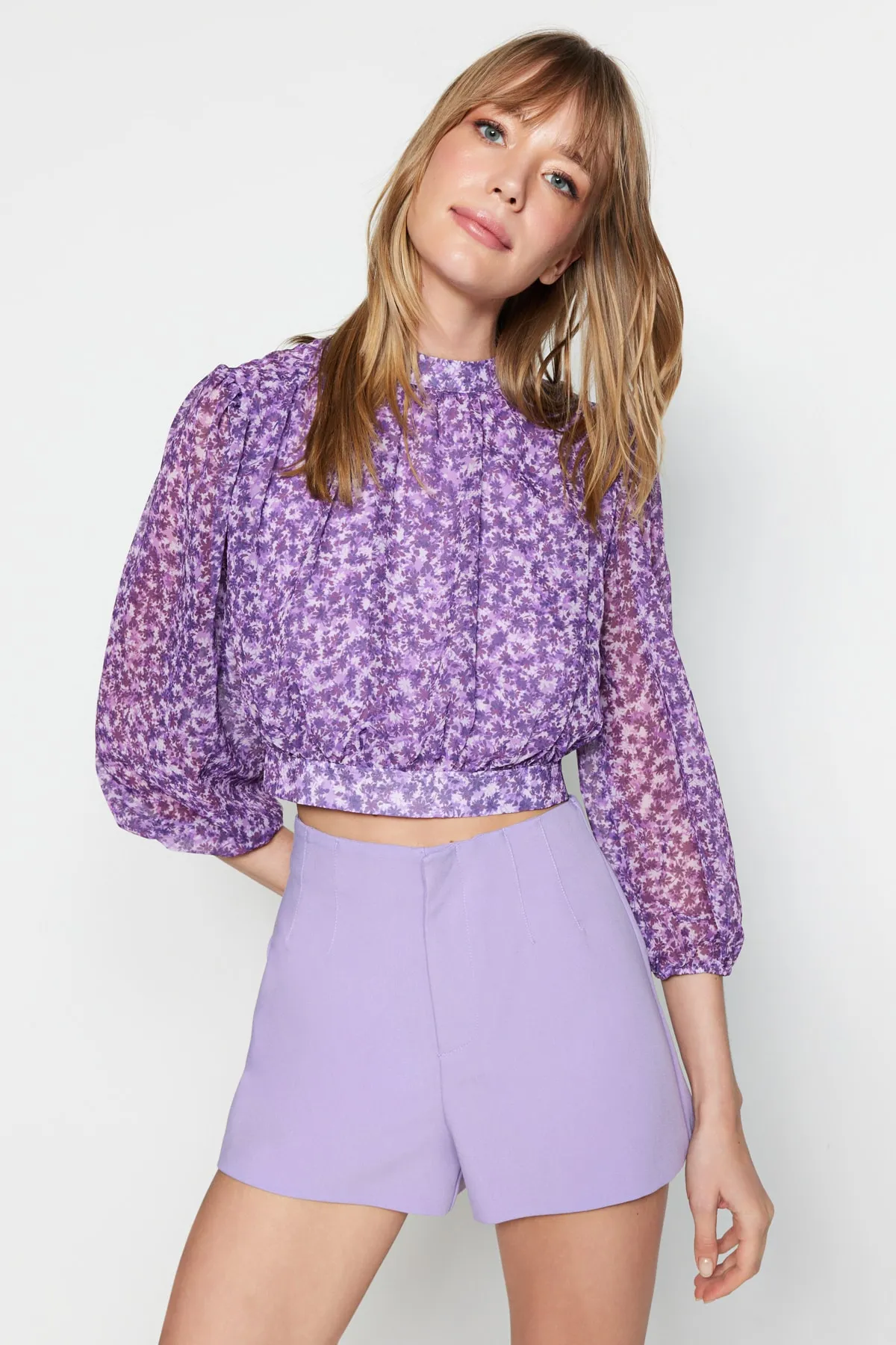 Trendyol Collection  Lila geblümte, kurze, gewebte Bluse mit hohem Kragen TWOSS23BZ00397