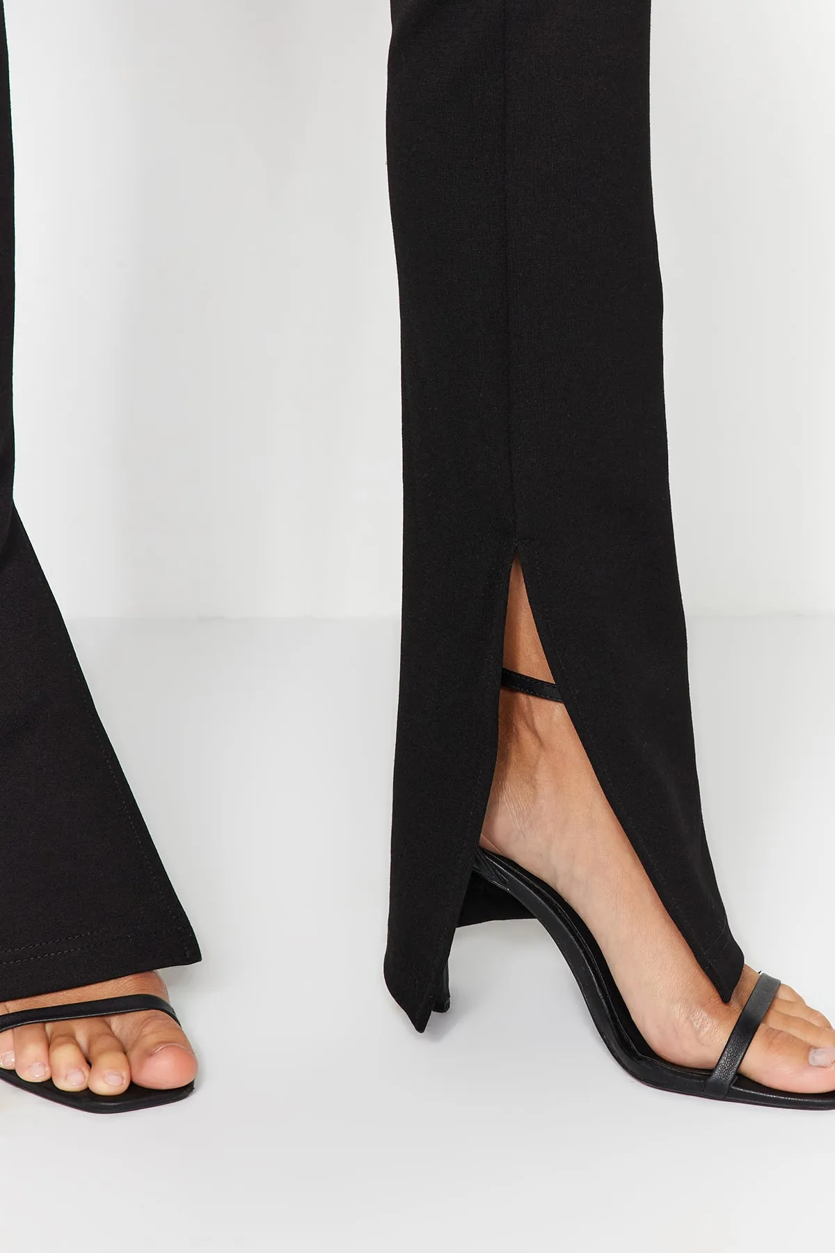 Trendyol Collection  Schwarze Interlock-Strick-Leggings mit Innenschlitz und hoher Taille TWOAW24PL00122