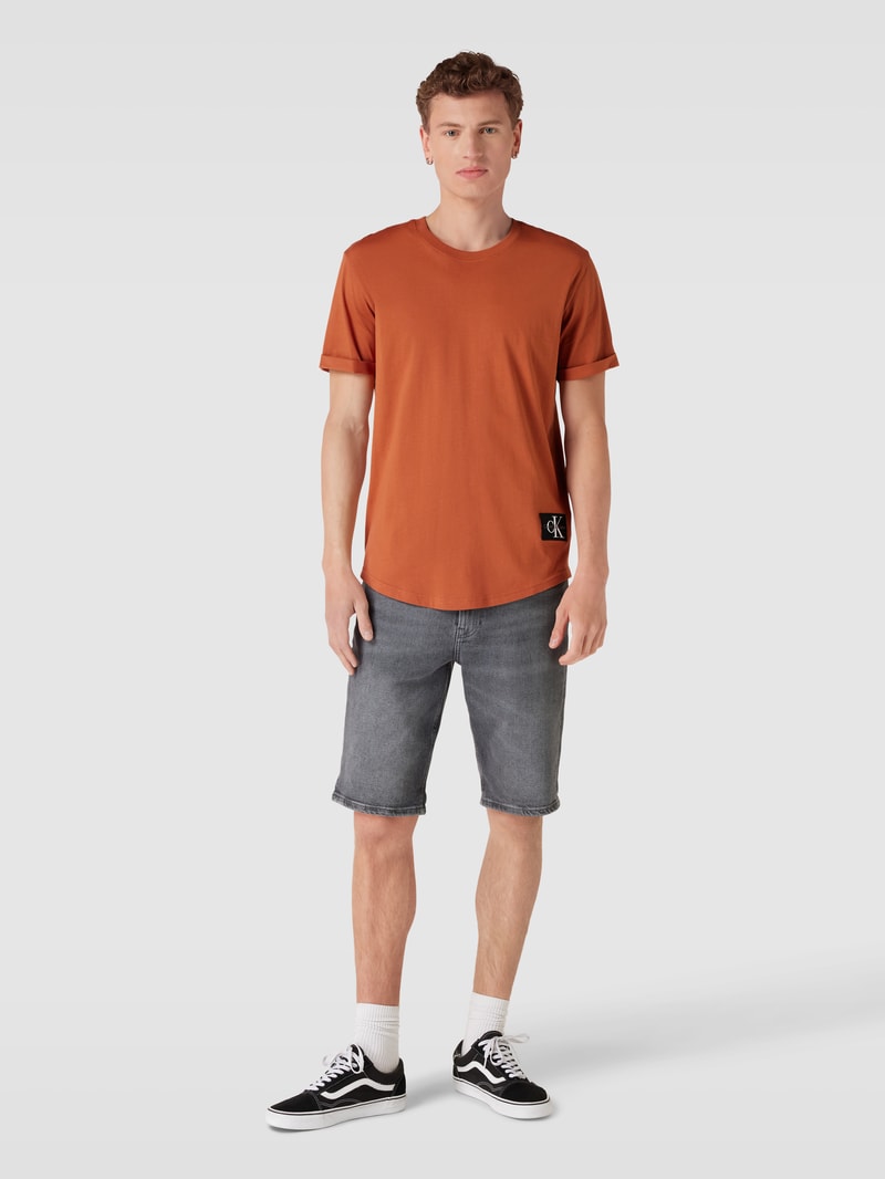 T-Shirt aus Baumwolle mit Label-Detail Modell 'BADGE' in mittelbraun