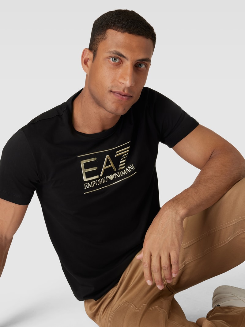 T-Shirt mit Rundhalsausschnitt und Label-Print in schwarz