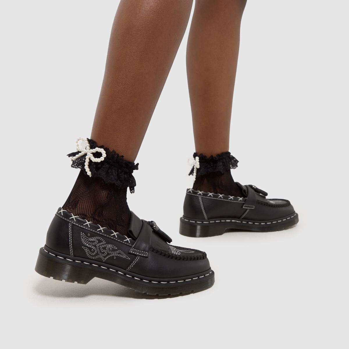 Dr Martens – Adrian – Svarta, platta skor med gotisk design