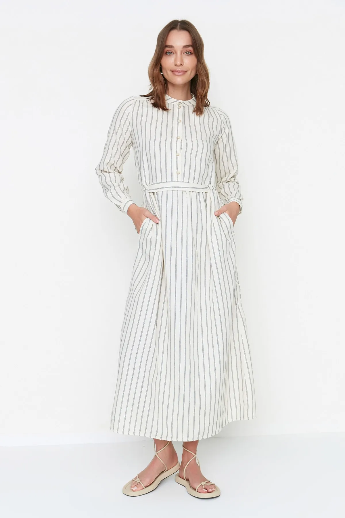 Trendyol Modest  Ecrufarbenes, gewebtes Kleid mit Streifendetail und Taillengürtel TCTSS22EB0229