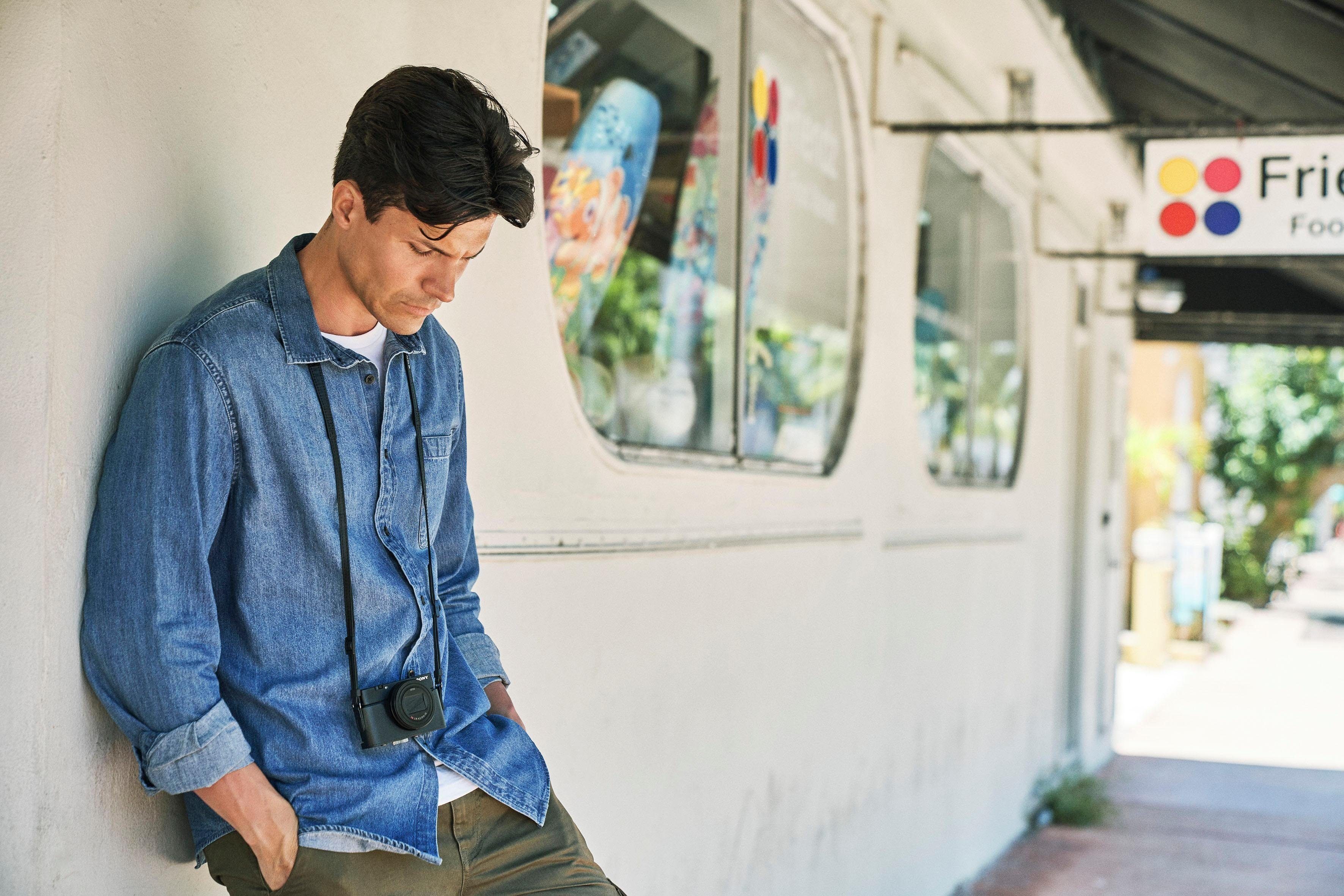 Sony DSC-RX100 M7 Systemkamera (20,1 MP, 8x opt. Zoom, Bluetooth, NFC, WLAN (Wi-Fi)