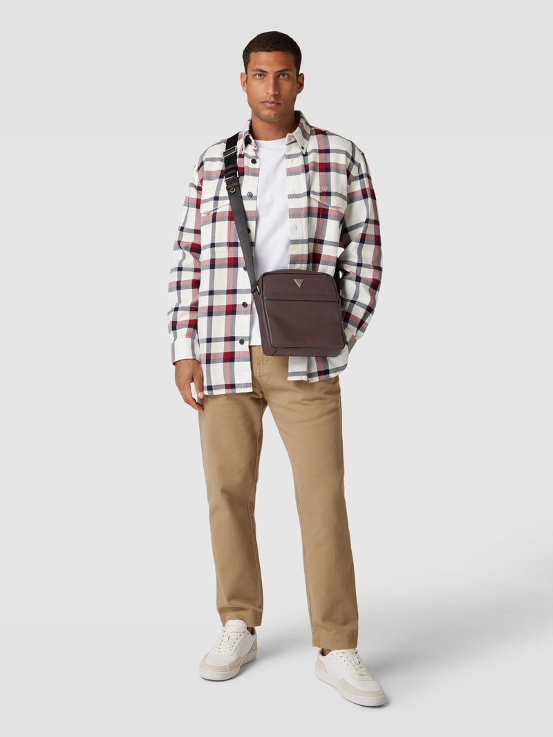 Umhängetasche mit Label-Applikation in aubergine