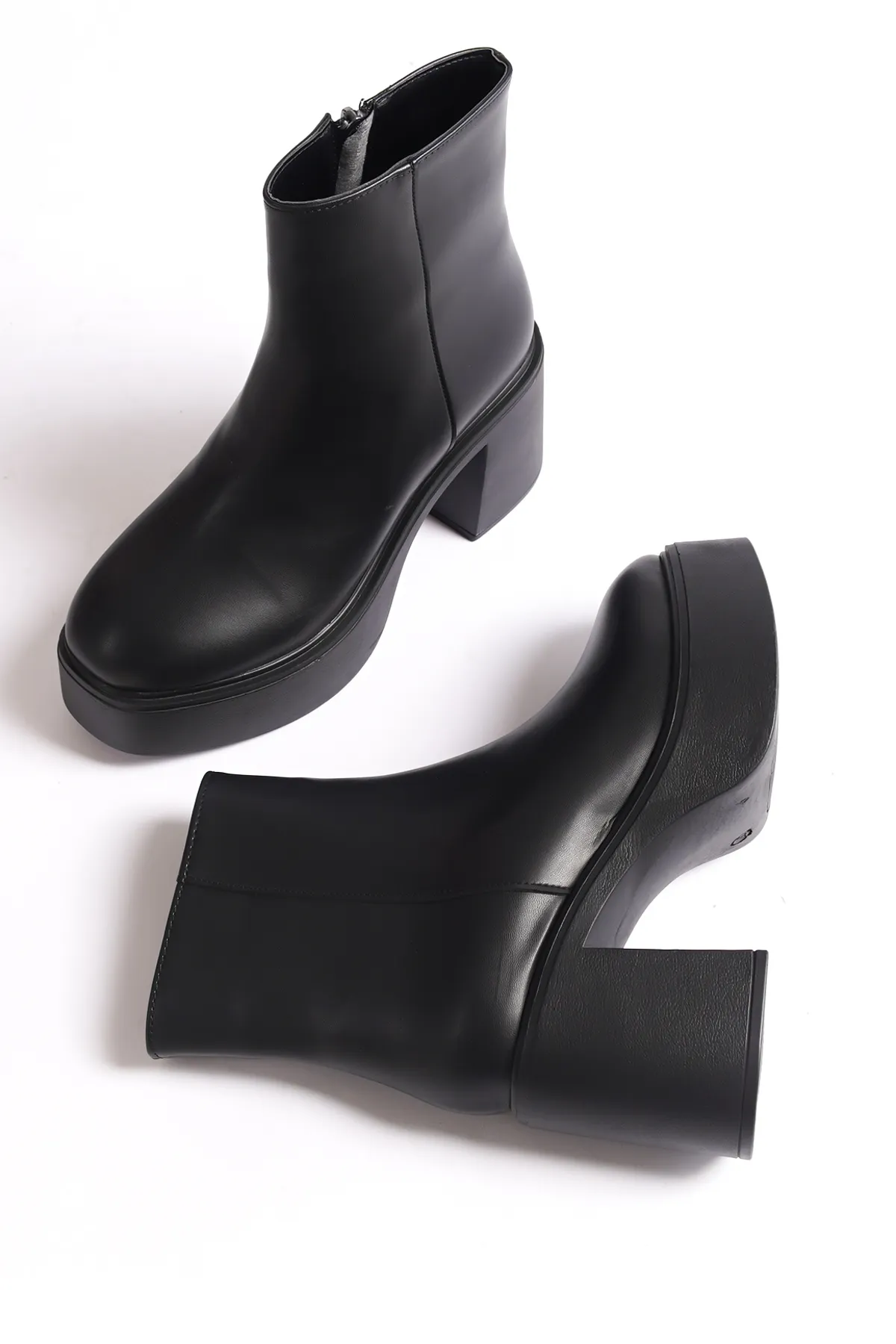 Capone Outfitters  Knöchellange Damenstiefel mit seitlichem Reißverschluss und mattem Plateau-Absatz