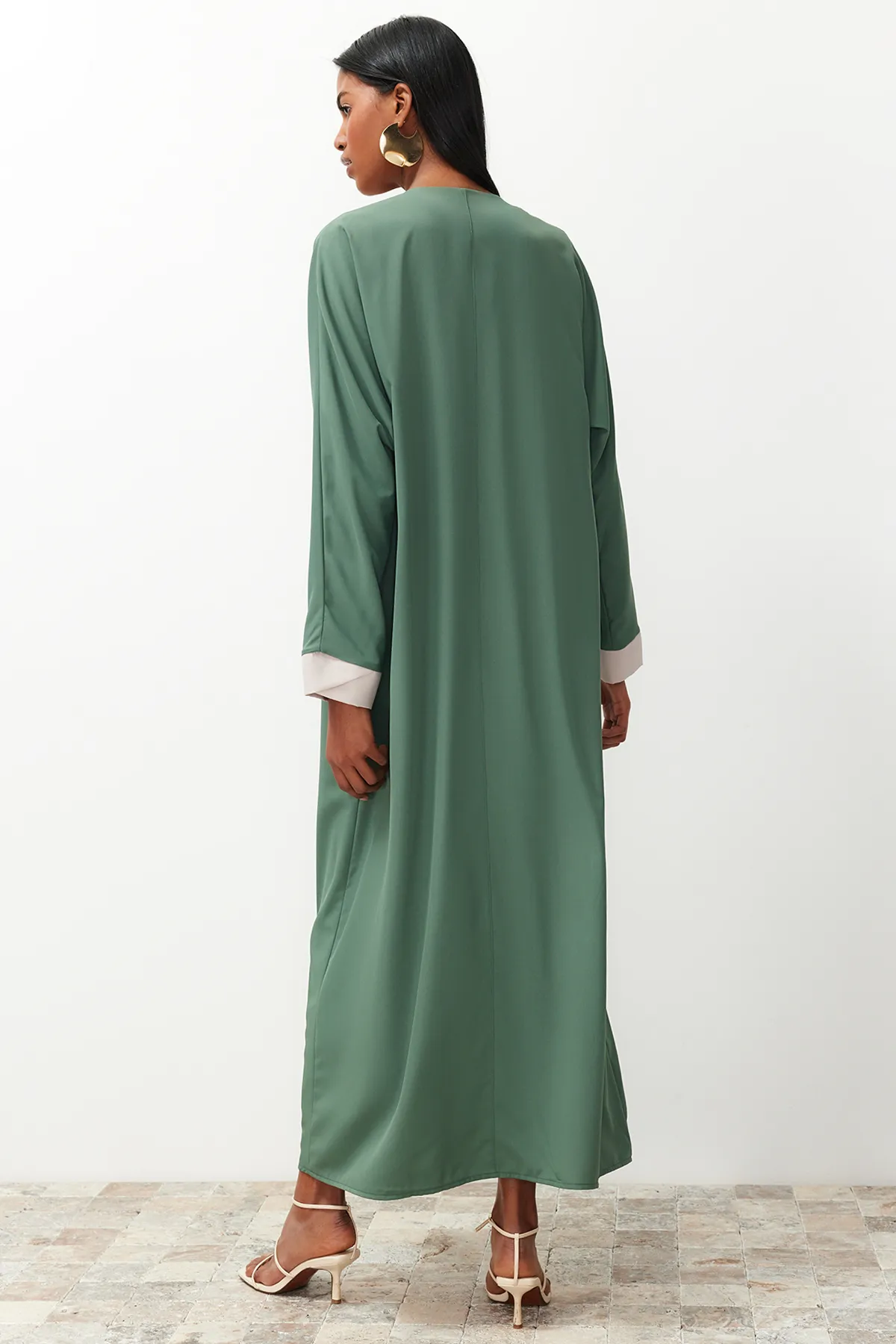 Trendyol Modest  Grüne, farblich blockierte, lange gewebte Kappe & Ferace & Abaya TCTSS24KF00009