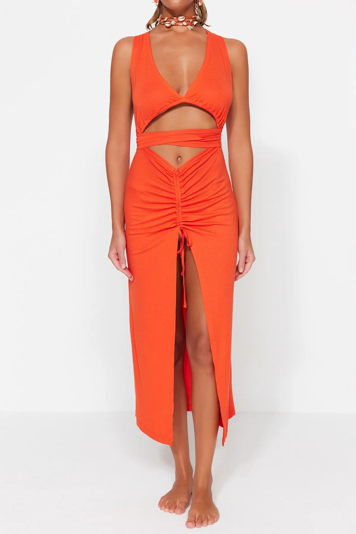 Trendyol Collection  Rotes, detailliertes, langes Strandkleid mit Ausschnitten TBESS22EL1459