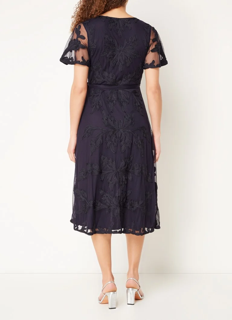 Vestido midi cruzado Clara de Phase Eight con bordado floral.