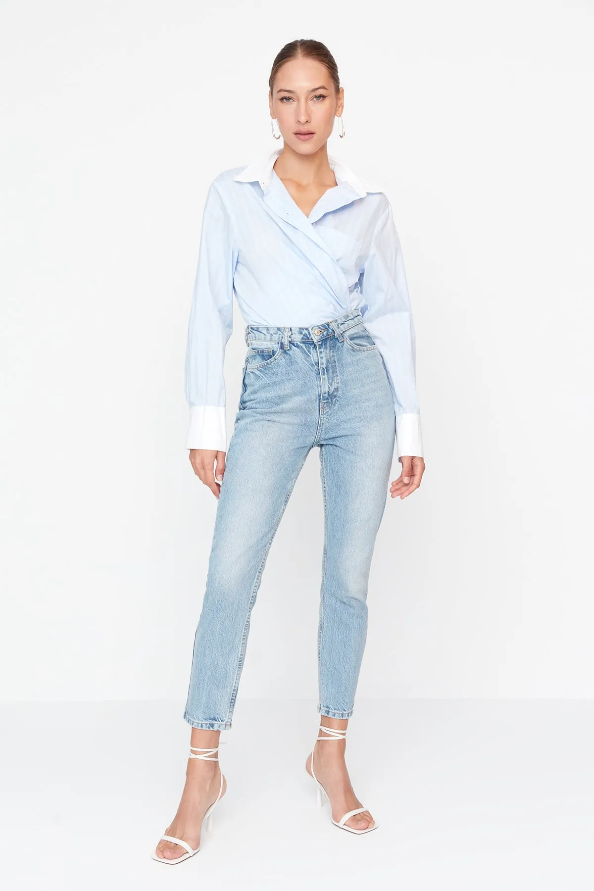 Trendyol Collection  Hellblaue High-Bel-Mom-Jeans TWOSS21JE0016