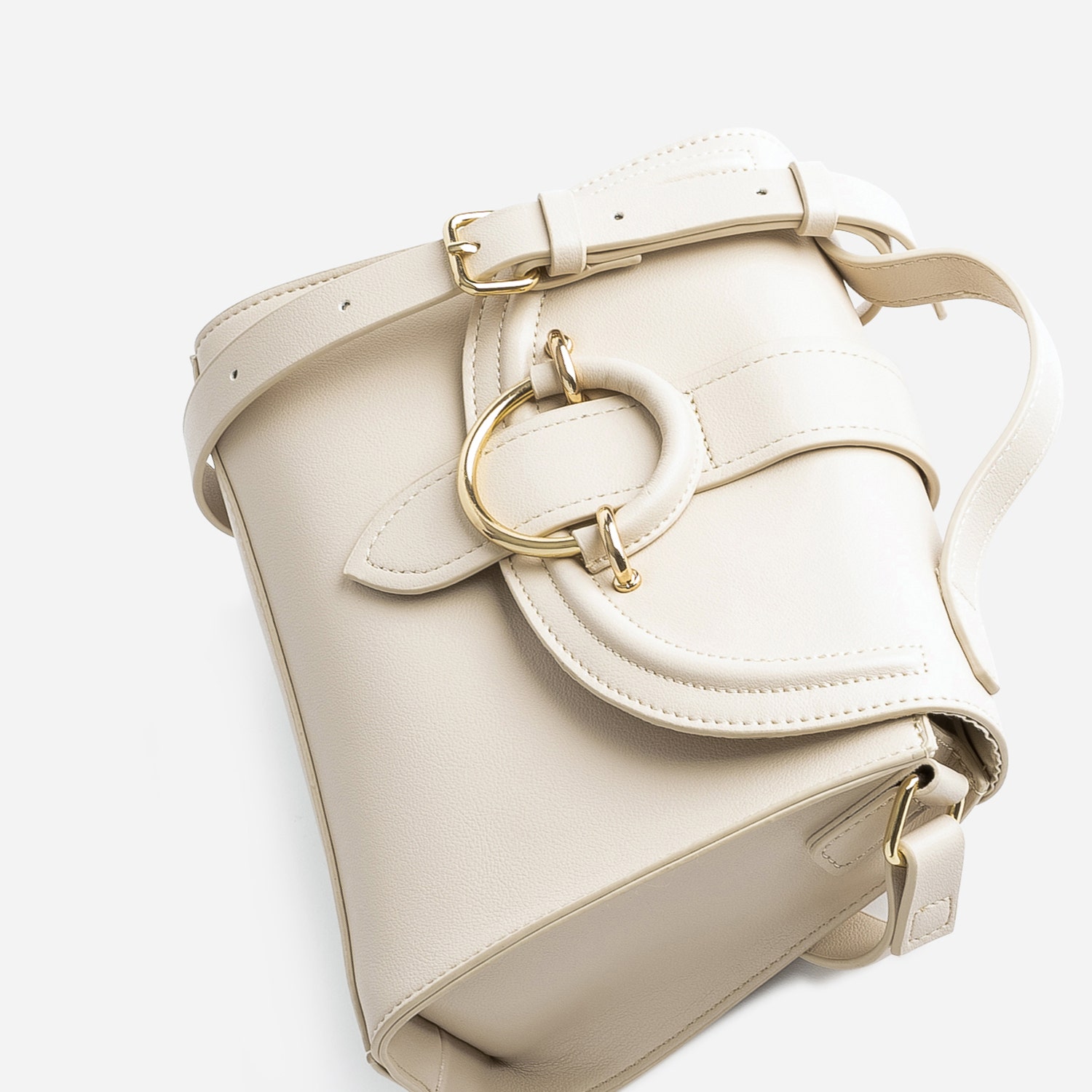 Sac à main beige avec boucle