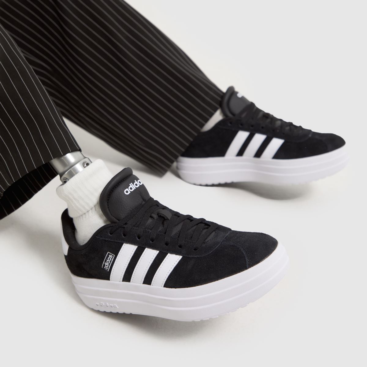 adidas vl court bold träningsskor i svart och vitt