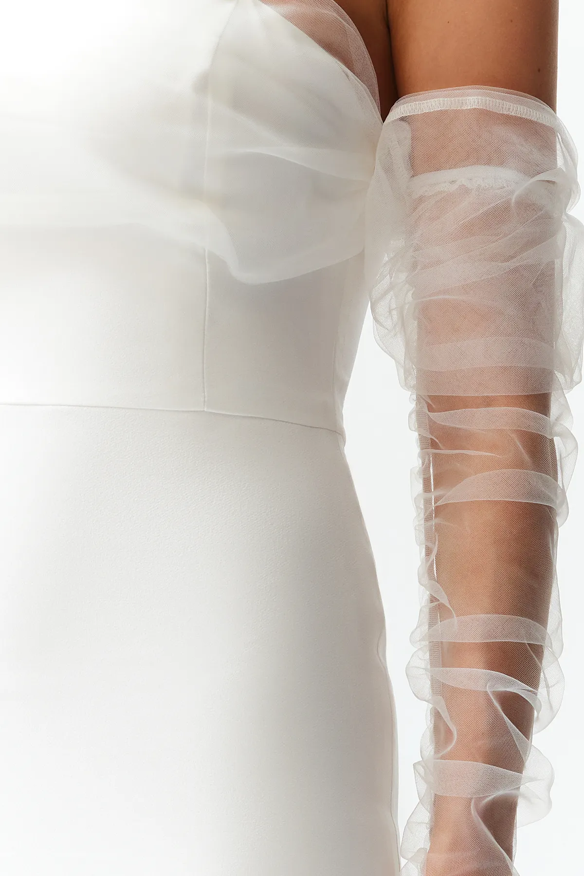Trendyol Collection  Weißes, körperbetontes, gewebtes, gefüttertes Hochzeits-/Nikah-Brautabendkleid in Weiß TPRSS24AE00016