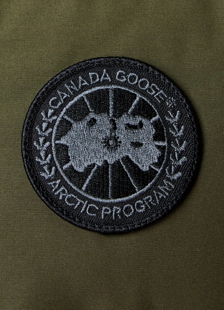 Vestă matlasată Canada Goose Freestyle cu umplutură de puf și buzunare laterale.