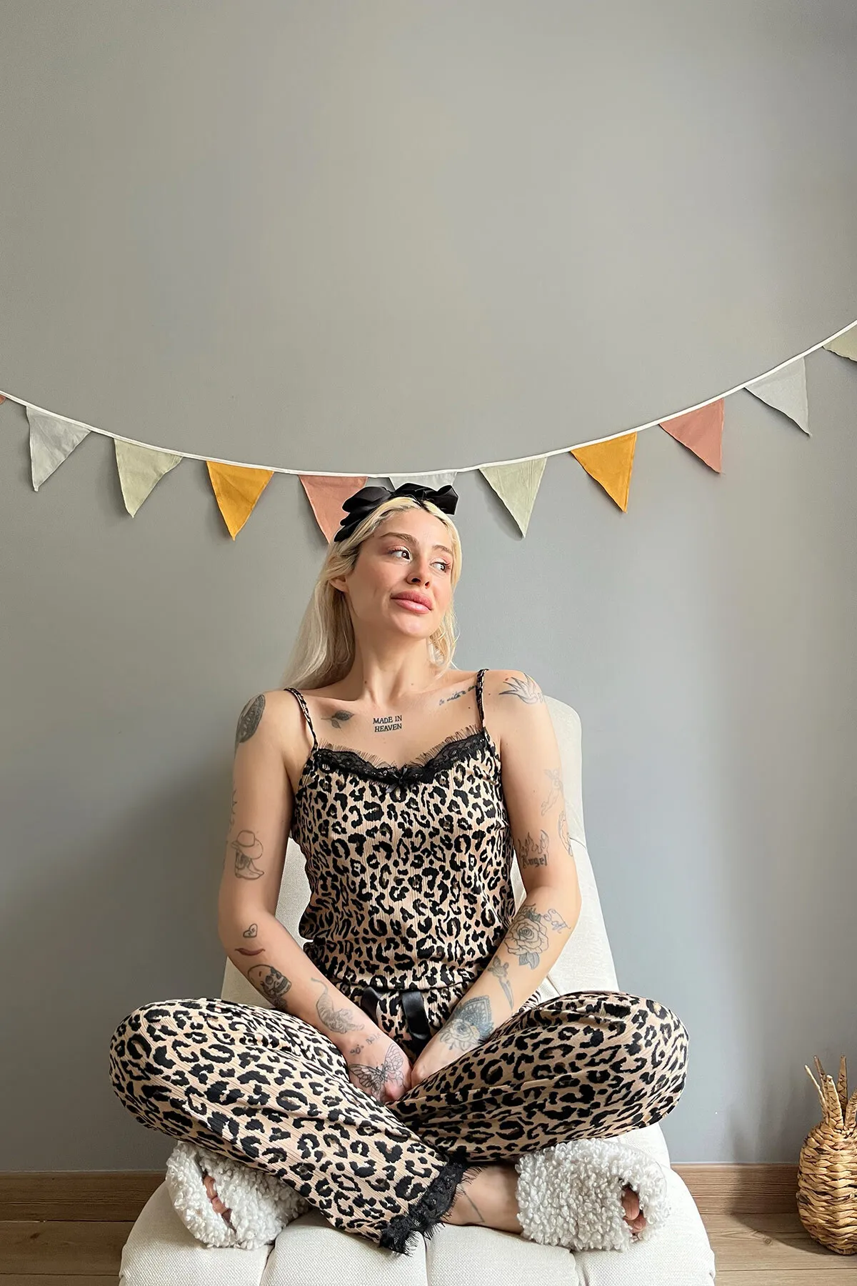 Pijamaevi  Gestricktes Damen-Pyjama-Set mit braunem Leopardenmuster und Spitzenband