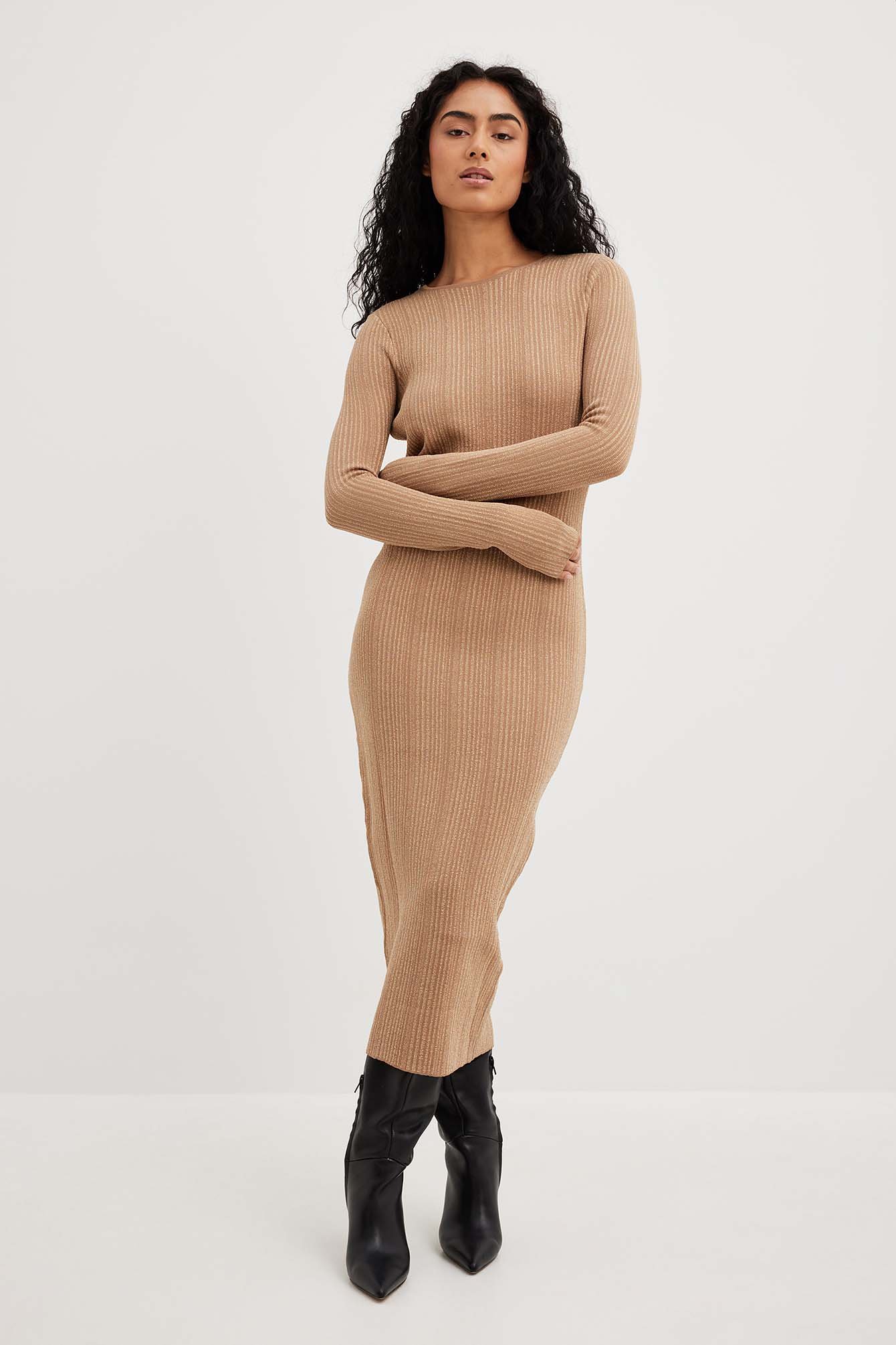 Gestricktes Midikleid mit offenem Rücken