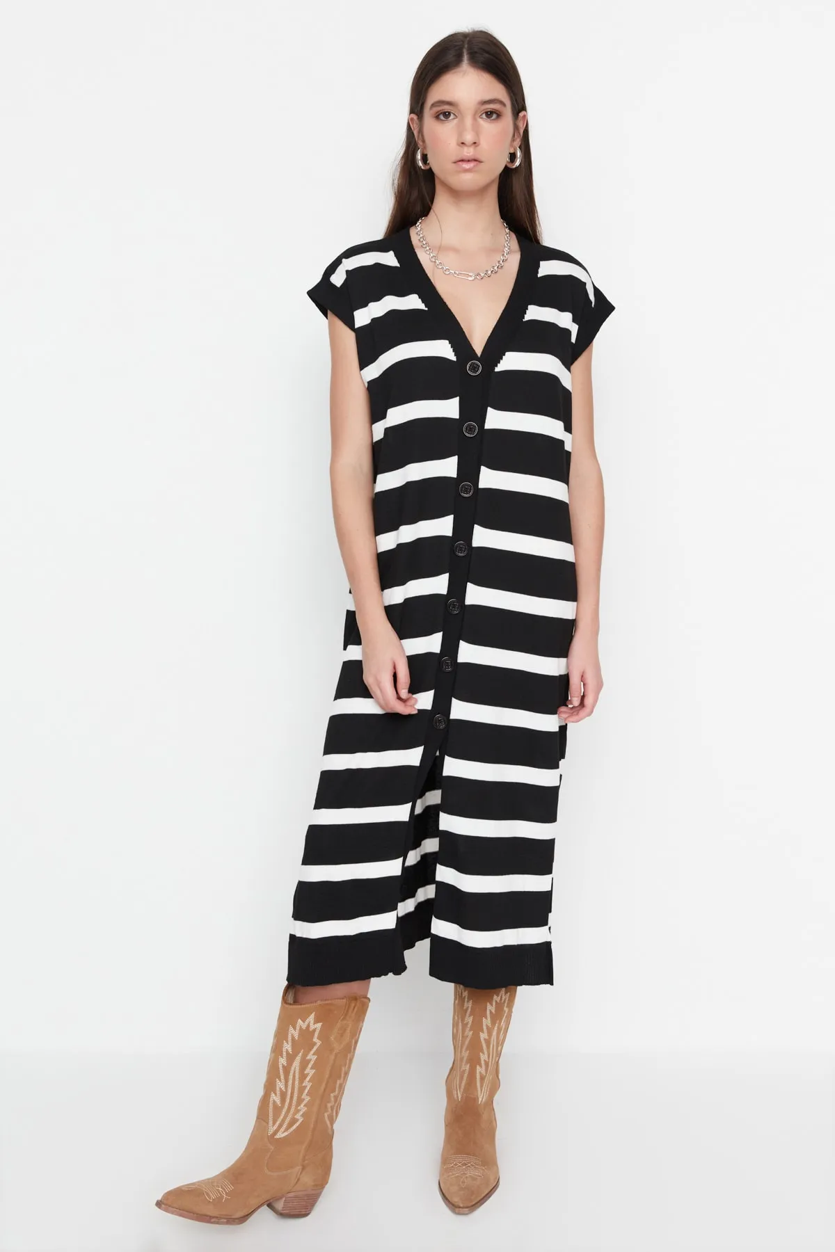 Trendyol Collection  Übergroßes, ecrufarbenes, gestreiftes Midi-Strickkleid - TWOSS22EL1076