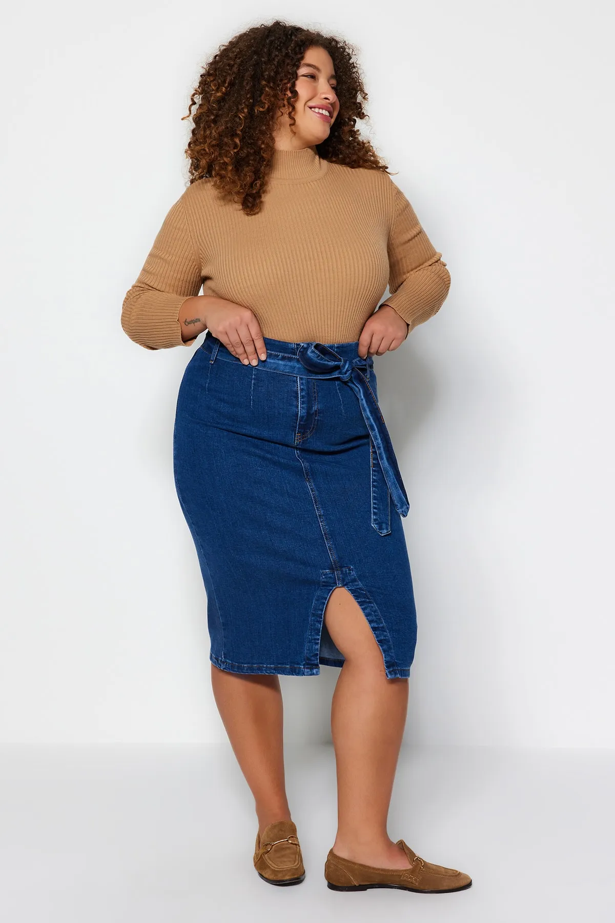 Trendyol Curve  Hellblauer, geschlitzter Jeansrock mit hohem Bund und Gürtel TBSSS23AZ00017