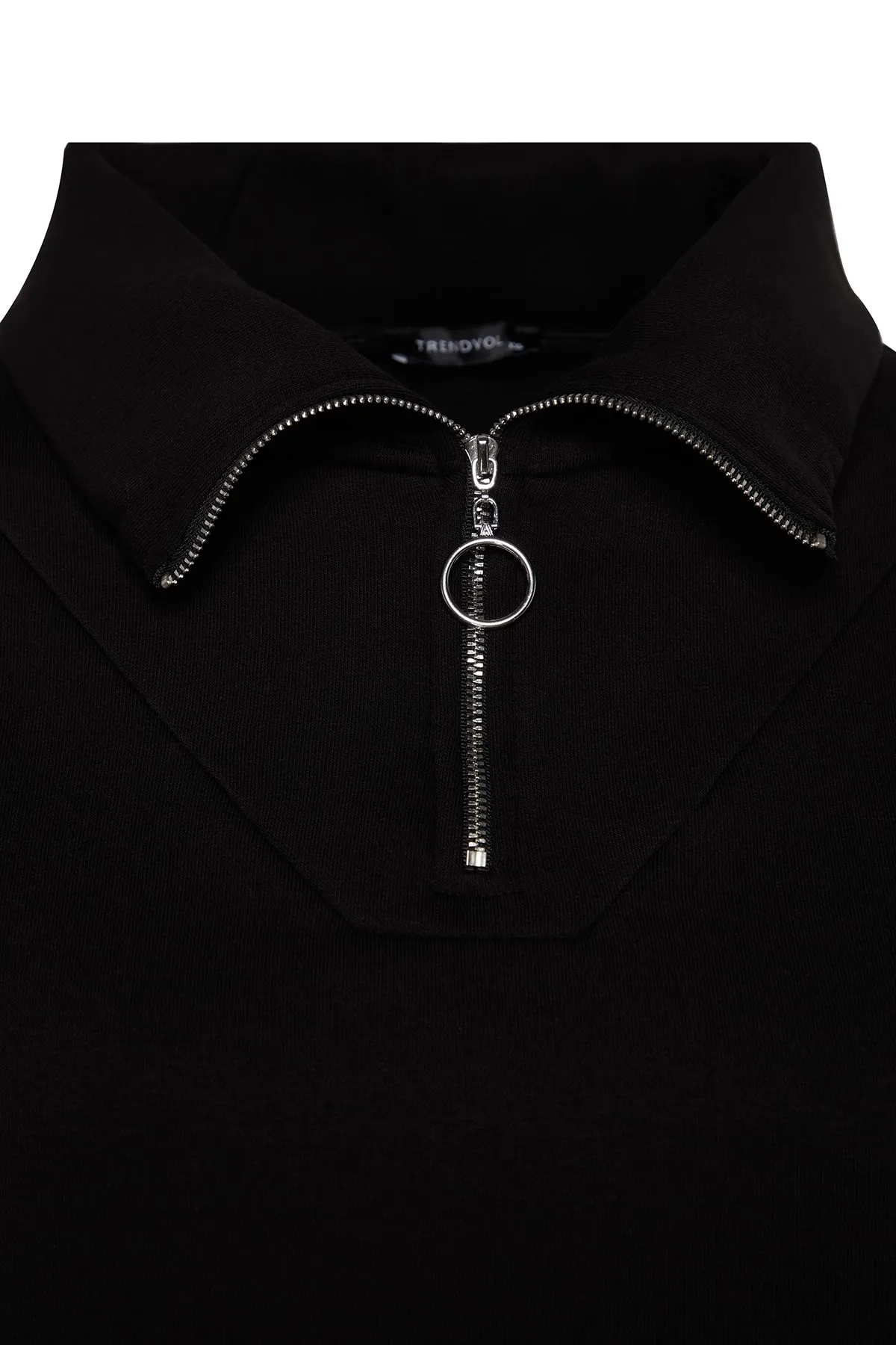Trendyol Curve  Schwarzes, dickes Fleece-Innenseite-Strick-Sweatshirt mit Reißverschluss TBBAW24AO00017