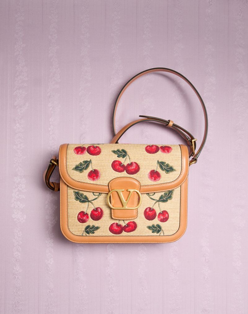 Valentino Garavani 9To5 Jacquard Raffia Skuldertaske med Kirsebærmotiv