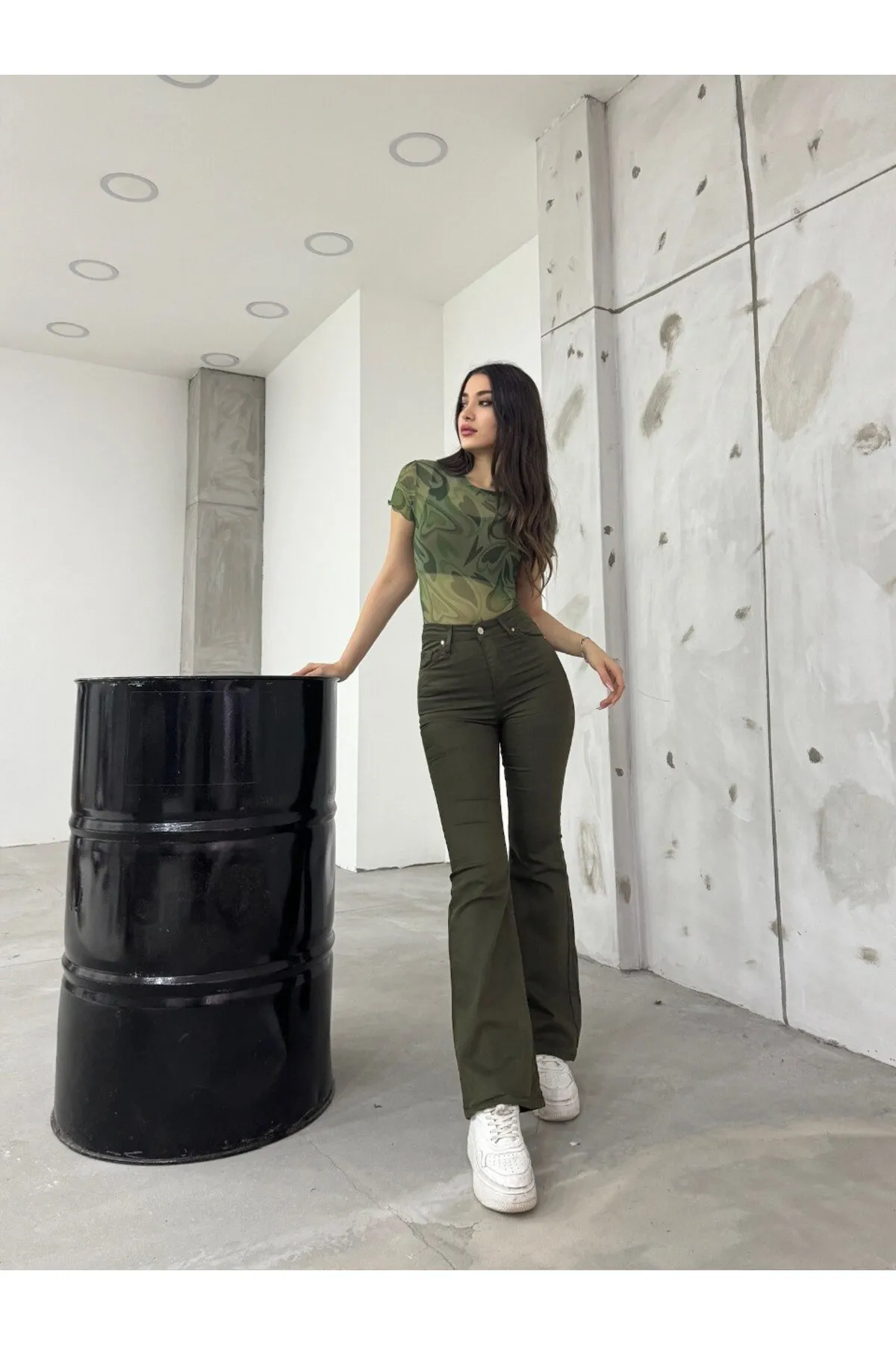BİKELİFE  Khakifarbene, flexible Lycra-Hose mit ausgestelltem Bein für Damen