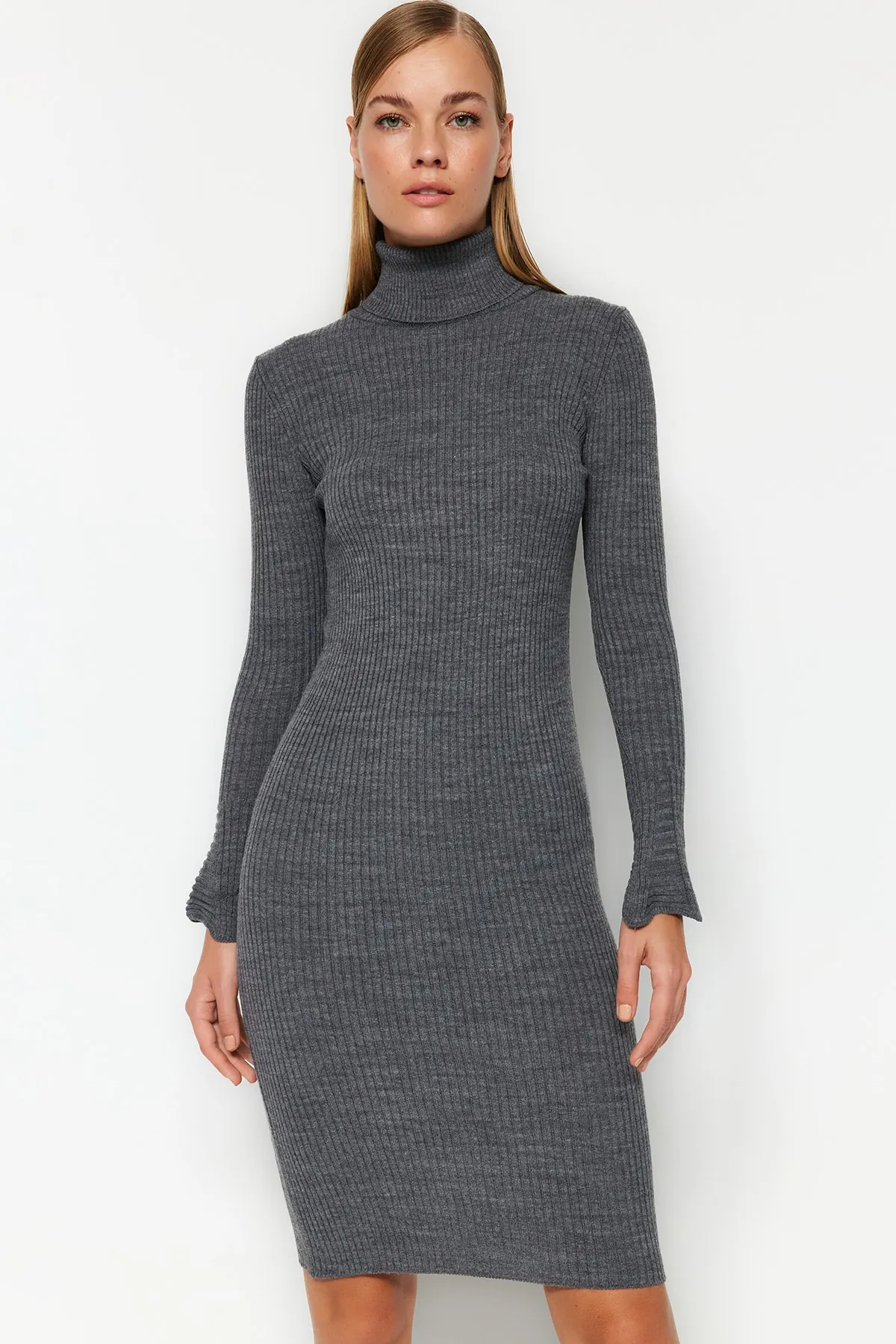 Trendyol Collection  Anthrazitfarbenes Mini-Strickkleid mit Volantärmeln TWOAW20YN0005