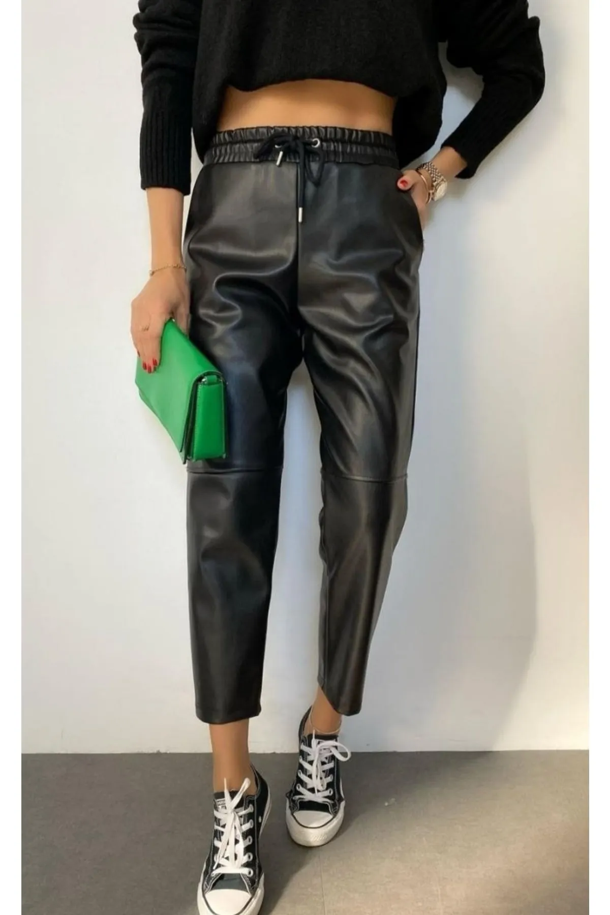 KEYYMOD  Lederhose mit Schnürung an der Taille, Ziernähten am Knie und Band an der Innenseite