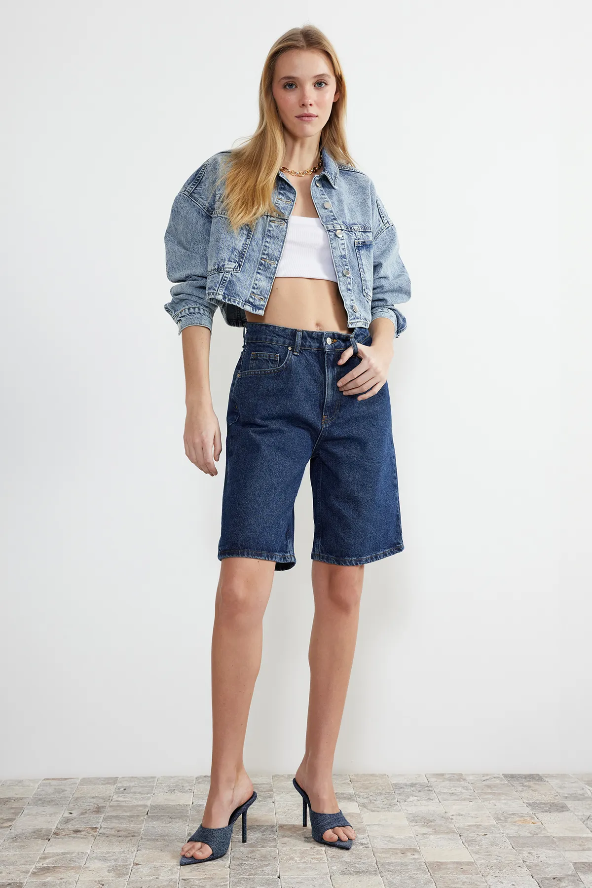 Trendyol Collection  Blaue Jeansshorts mit hoher Taille und Bermuda TWOSS24SR00016