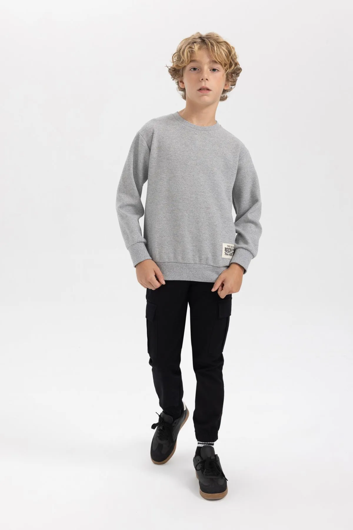 DeFacto  Jungen-Sweatshirt mit normaler Passform und Rundhalsausschnitt