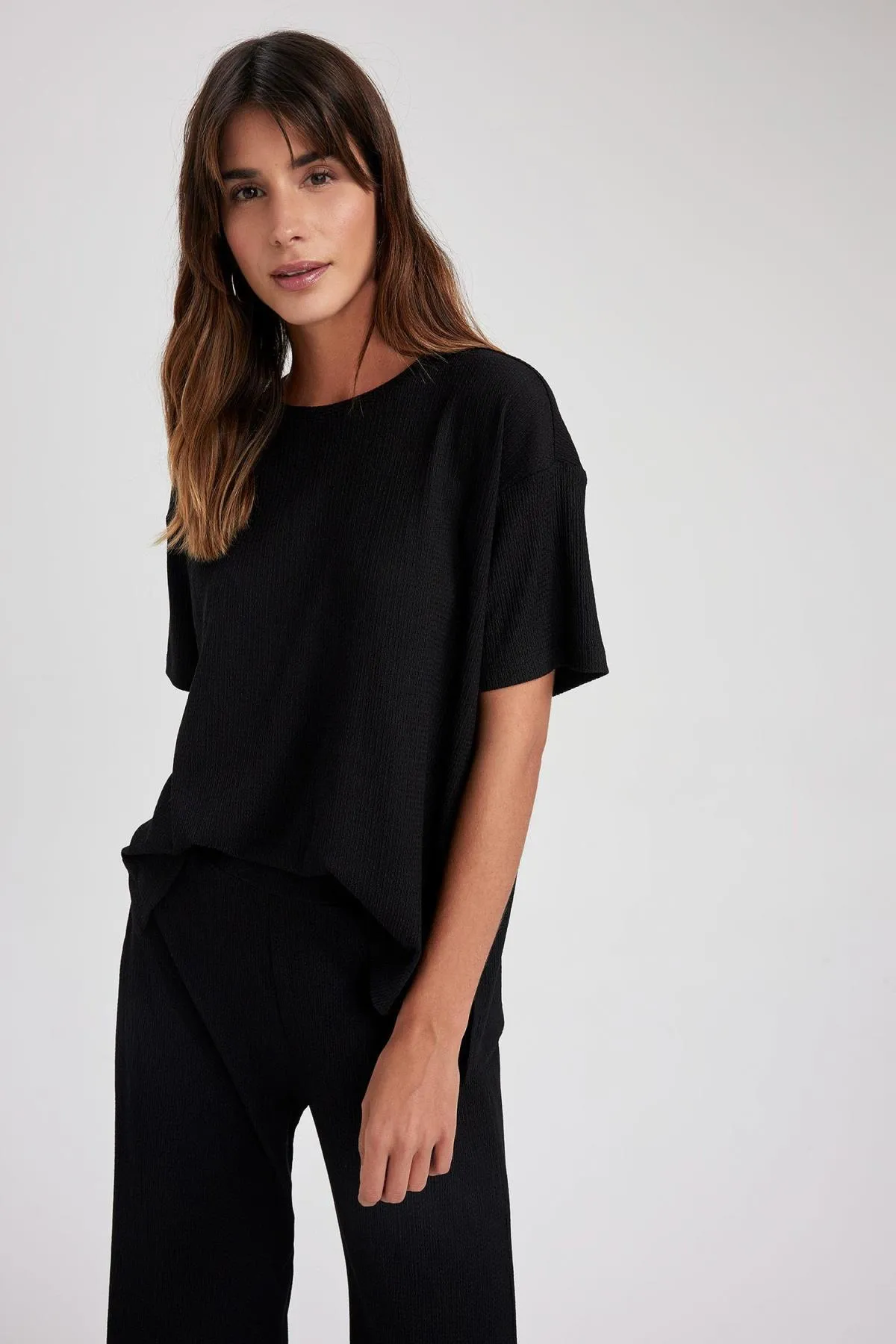 DeFacto  Kurzarm-T-Shirt mit normaler Passform und Rundhalsausschnitt Z9487az23sp
