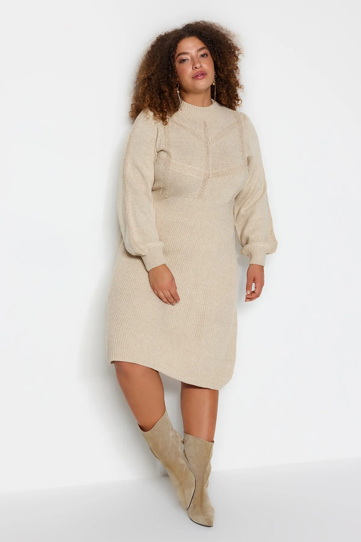 Trendyol Curve  Beiges Strickkleid mit Strickdetail TBBAW24AH00018
