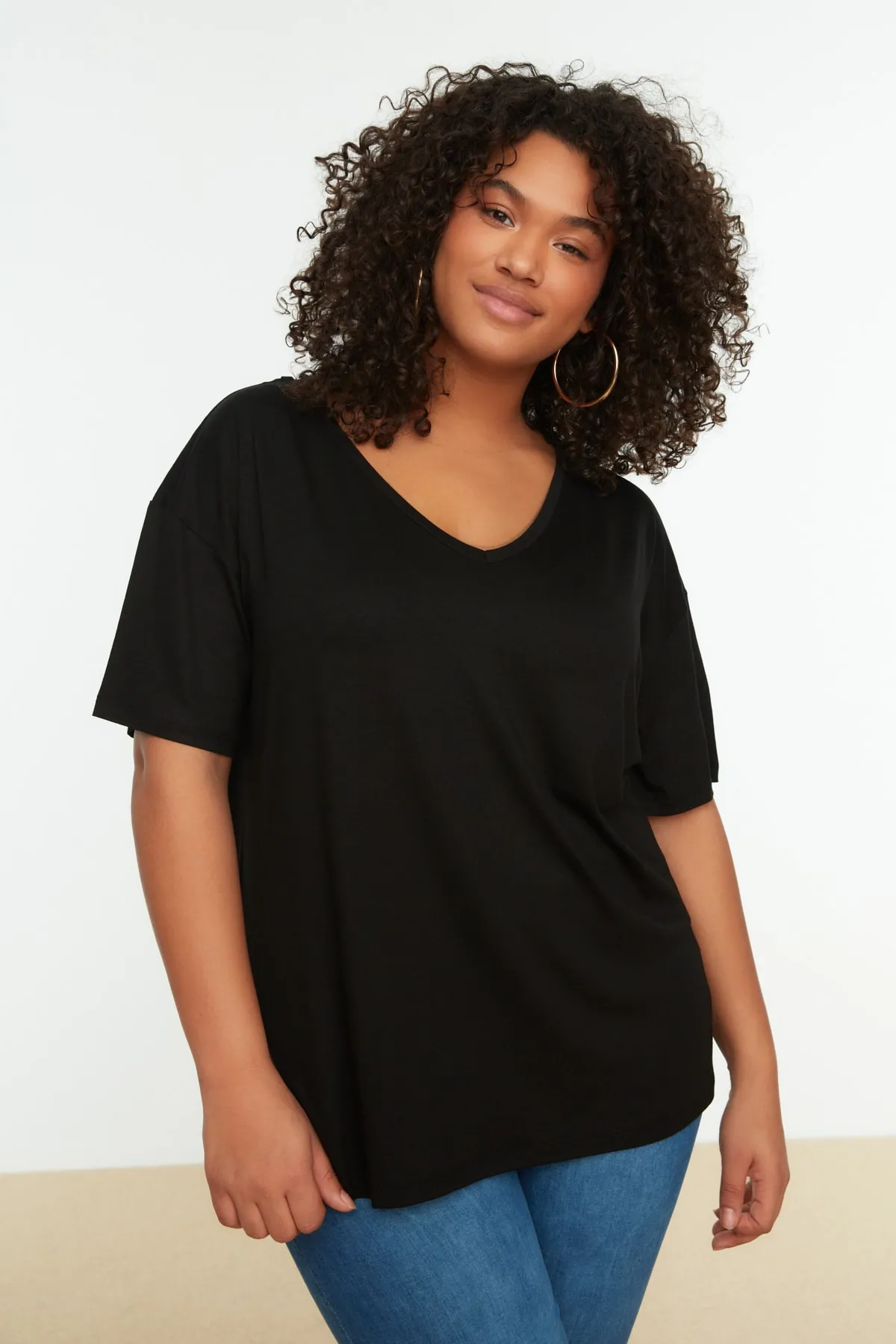 Trendyol Curve  Gestricktes T-Shirt mit schwarzem Kragen und detailliertem Kragen TBSSS22TS0877