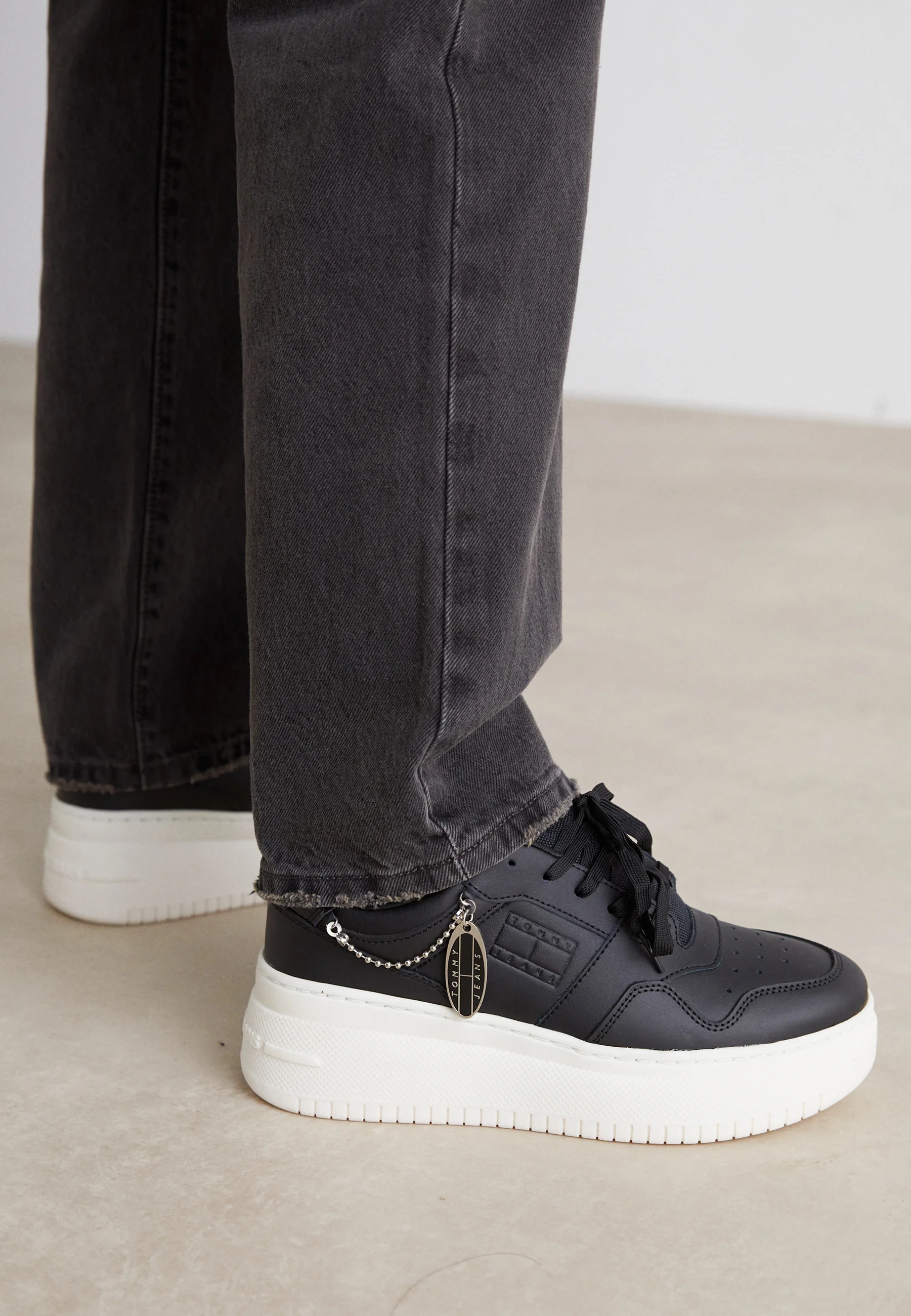 Tommy Jeans RETRO BASKET FLATFORM CHARM - Zapatillas bajas