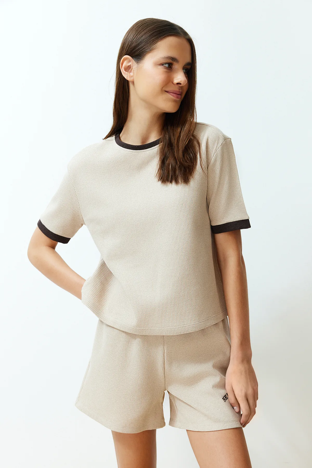 Trendyol Collection  Beige-mehrfarbiges Pyjama-Set mit aufgesticktem Waffelstrick-Slogan und Slogan in Blockfarben THMSS24PT00217