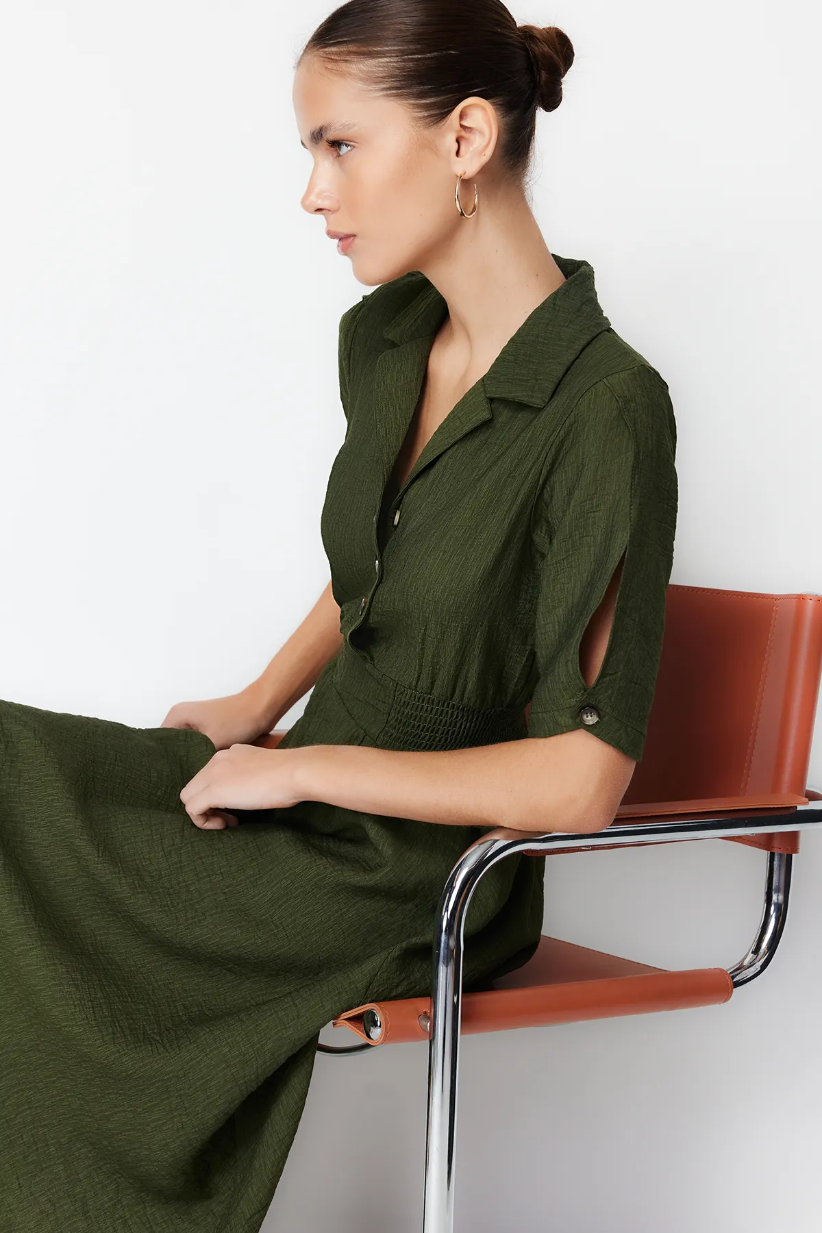 Trendyol Collection  Khakifarbenes A-Linien-Midikleid mit Gimped-Webausschnitt und V-Ausschnitt TWOSS21EL1023