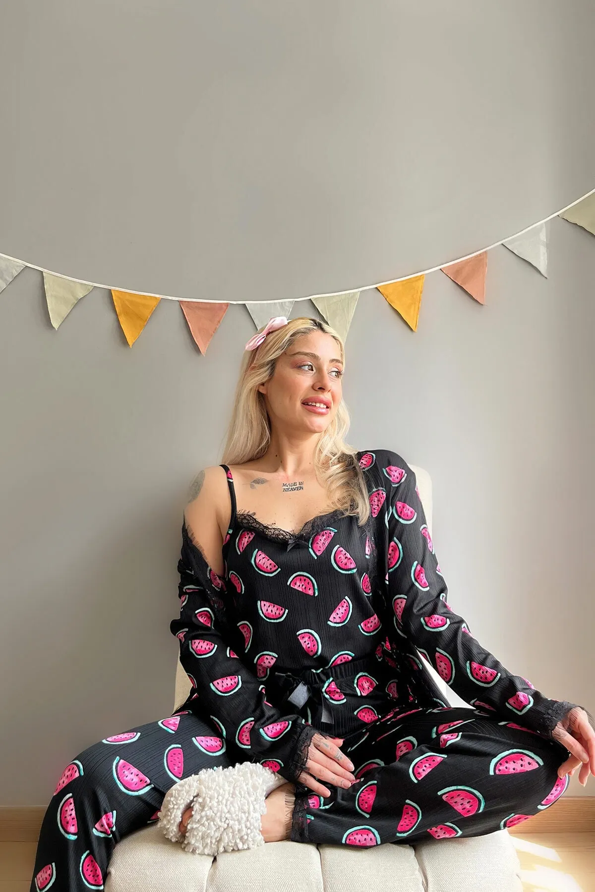 Pijamaevi  Pegasus-Pyjama-Set mit Robe für Damen in Schwarz mit Wassermelonenmuster