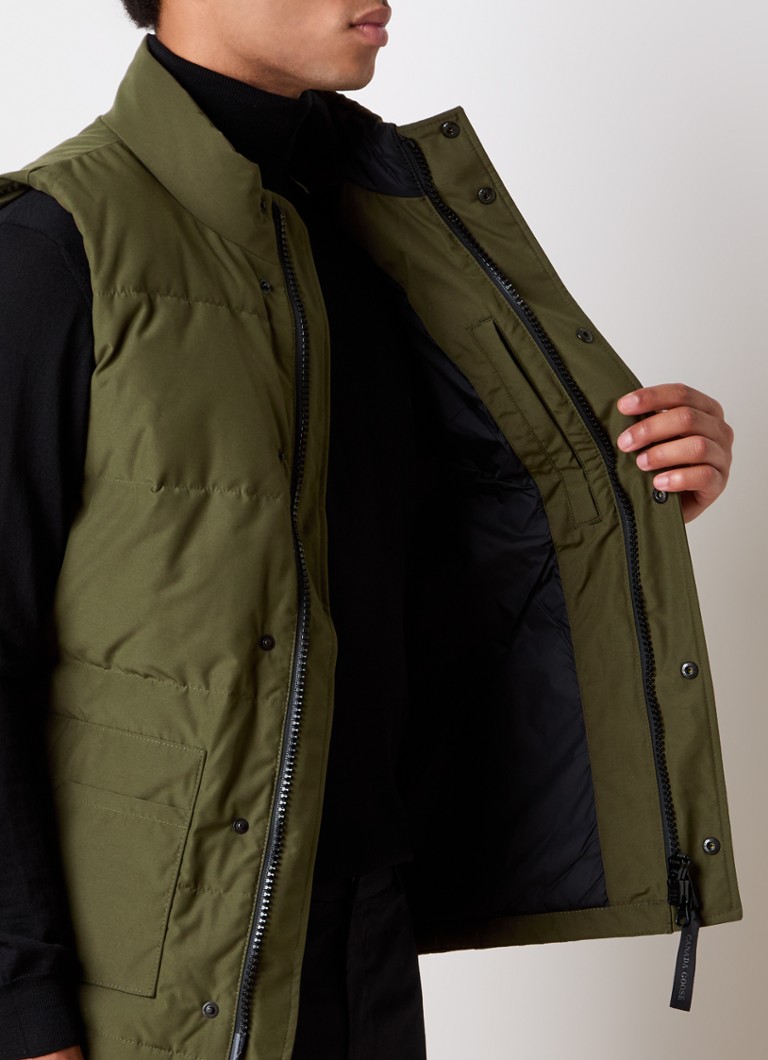 Vestă matlasată Canada Goose Freestyle cu umplutură de puf și buzunare laterale.