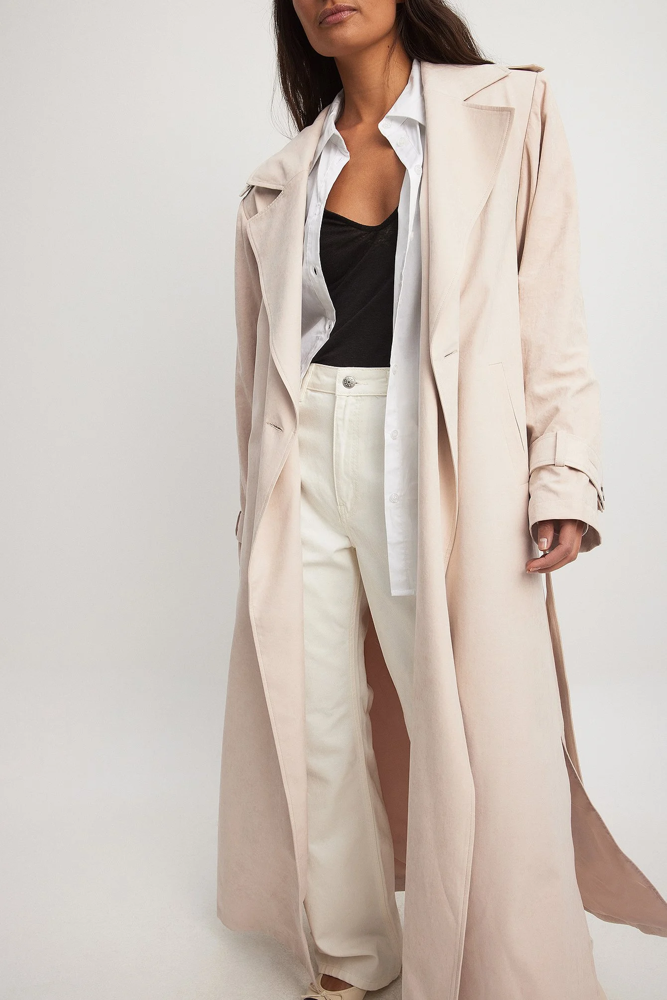 Langer Trenchcoat mit Schulterpolstern
