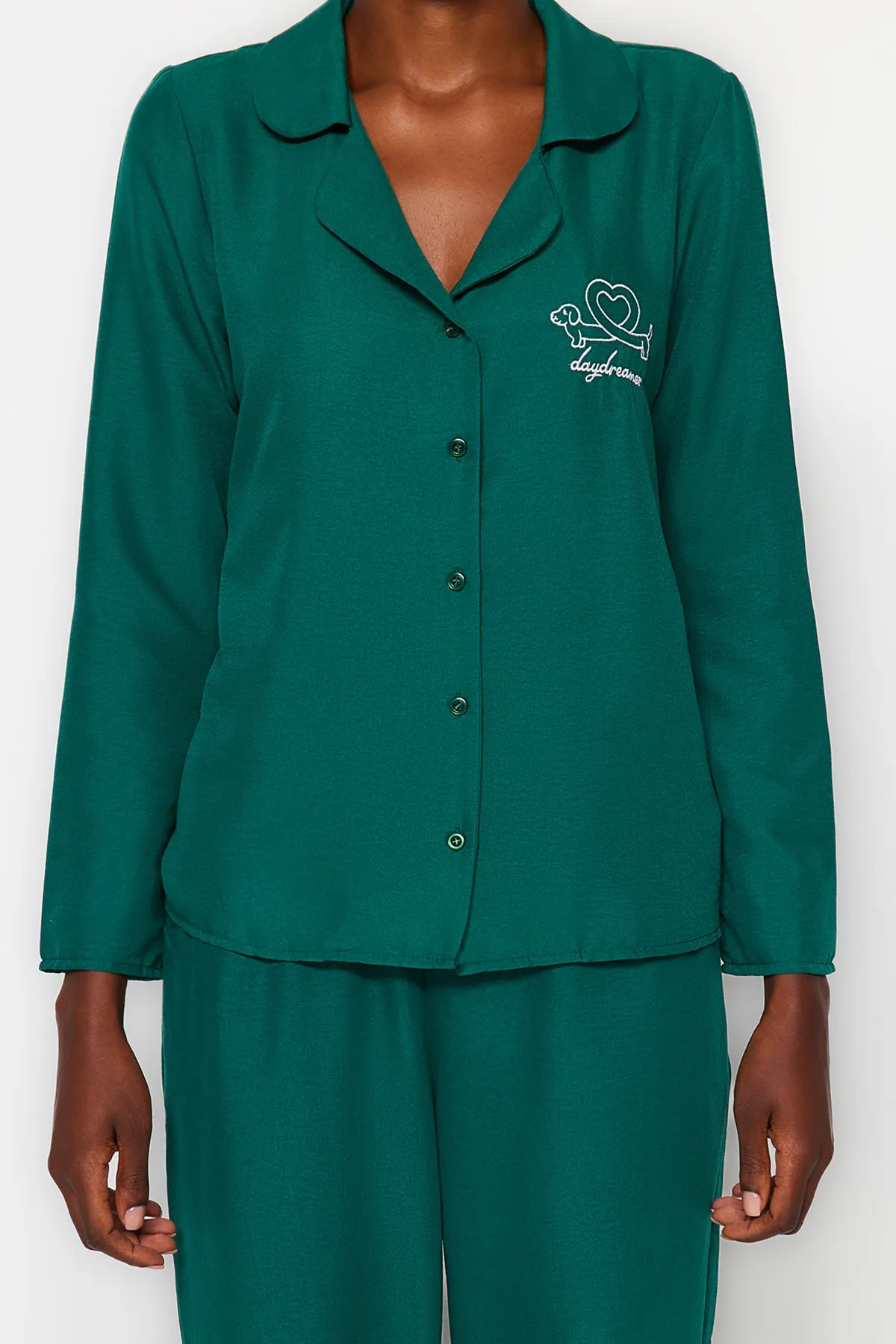 Trendyol Collection  Smaragdgrünes, besticktes Pyjama-Set aus Hemd und Hose aus Webstoff THMAW24PT00000