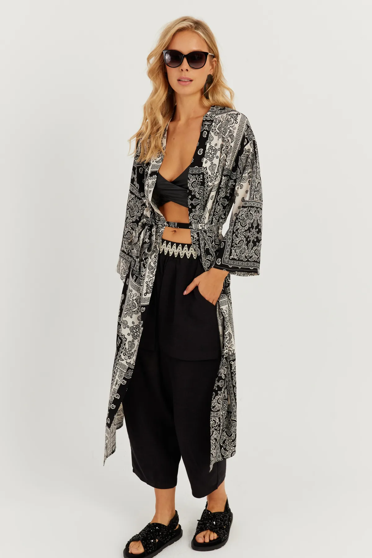 Cool & Sexy  Schwarz-ecru gemusterter Kimono für Damen GÇ155