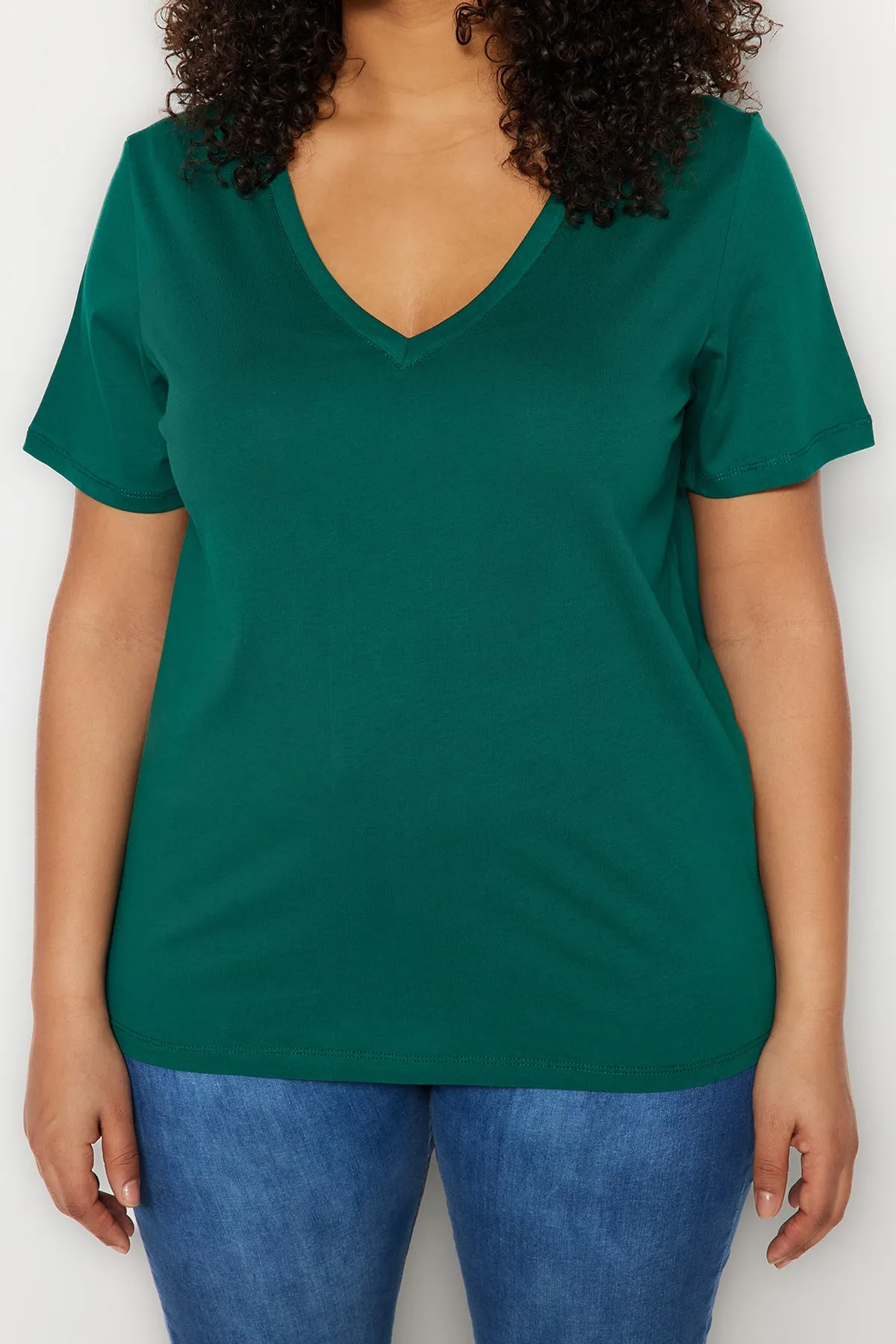 Trendyol Curve  Smaragdgrünes Basic-Strick-T-Shirt mit V-Ausschnitt TBBSS22BF0028